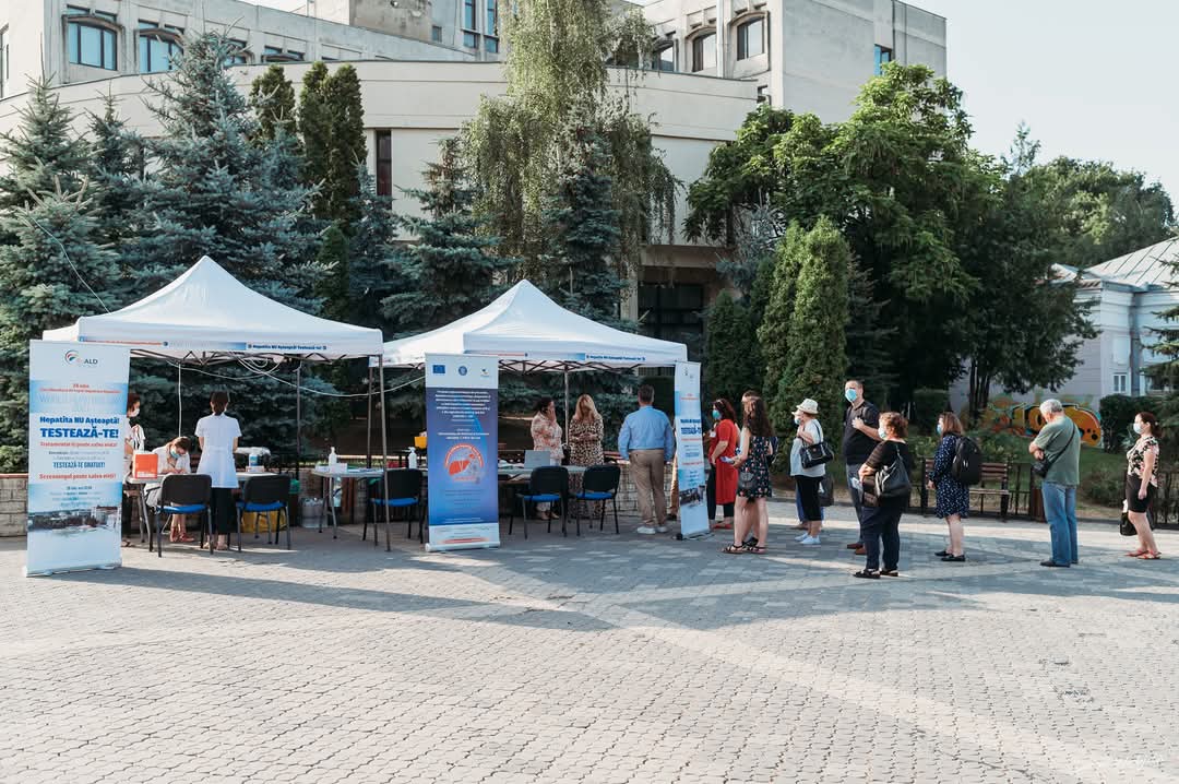 Contabila-șefă de la Spitalul „Sf. Spiridon” Iași a câștigat mai mult decât colegii medici într-un proiect european contra hepatitei. Din 7,8 milioane de euro, peste 2,4 milioane de euro au mers pe salarii