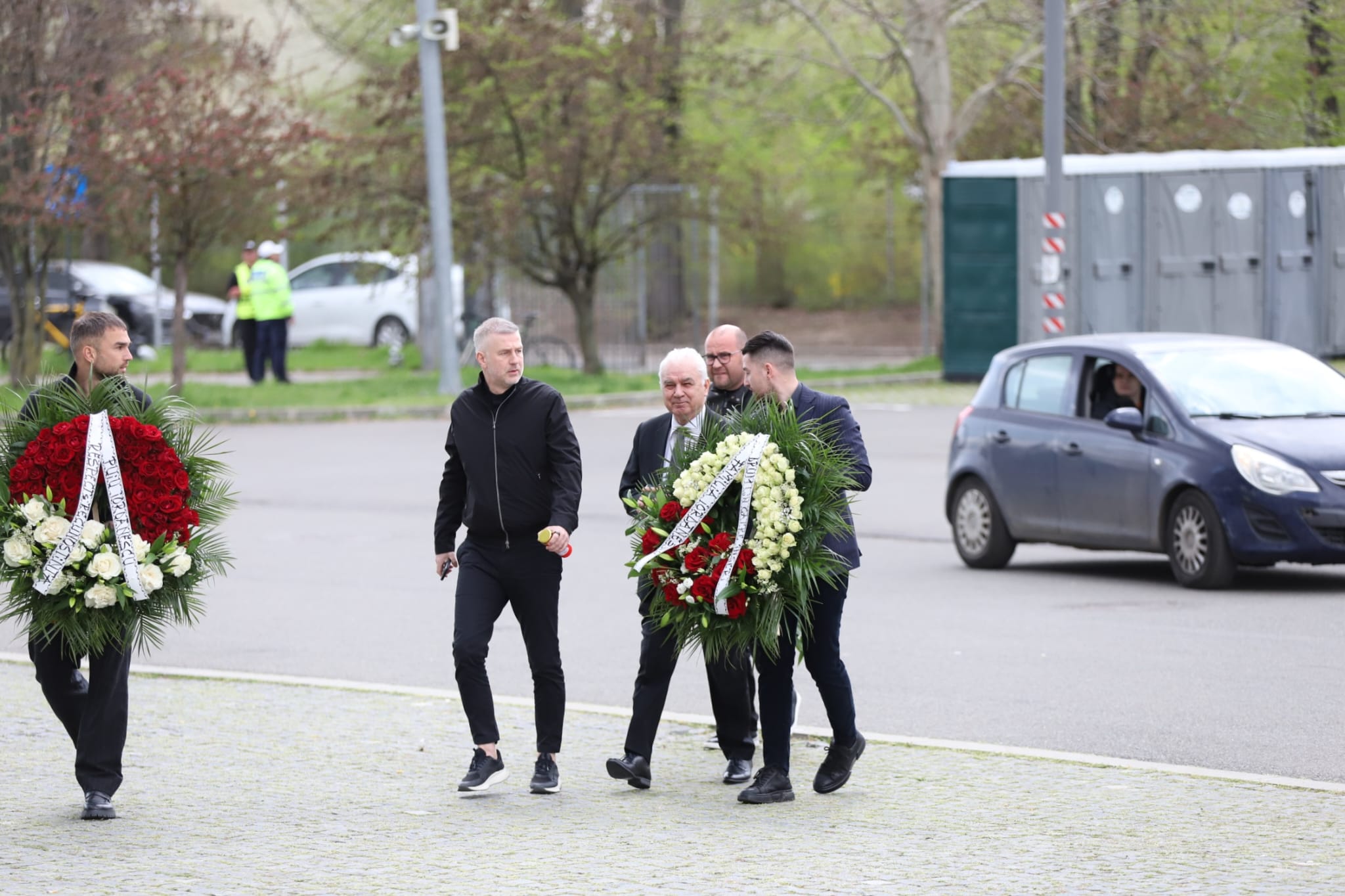 Livetext Mii de români își iau adio de la Mircea Lucescu la Arena Națională înainte de funeraliile cu onoruri militare / „Leucemia i-a provocat și grăbit sfârșitul”
