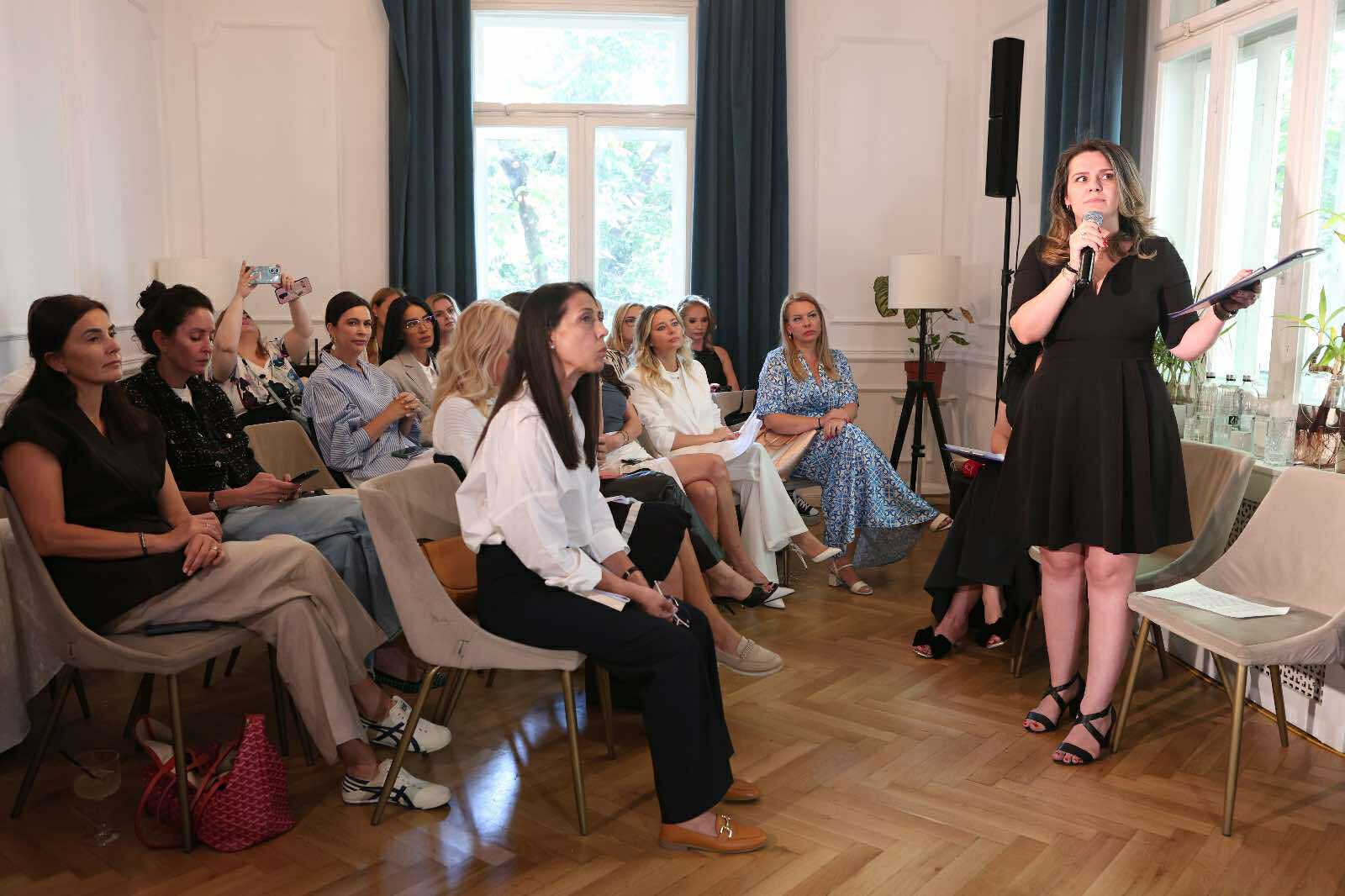 Laura Cosoi a înființat Asociația „Eu te-am făcut, eu te iubesc”. Vedetele o sprijină în acest demers: „Mamele au nevoie de un plan pentru problemele mari”