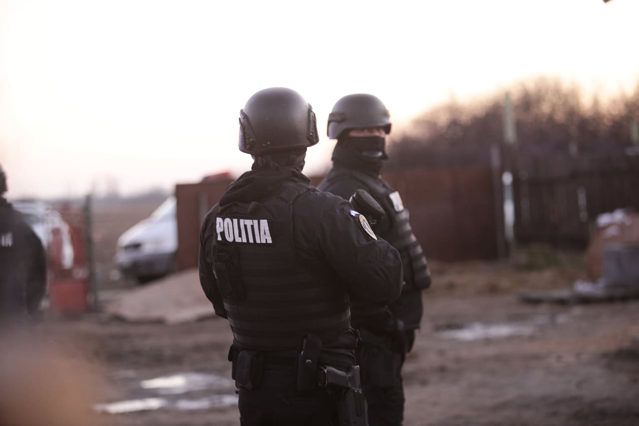 Percheziții la casele familiei agresorului de la Bolintin. Tânărul, adus la el acasă de poliție pentru o reconstituire