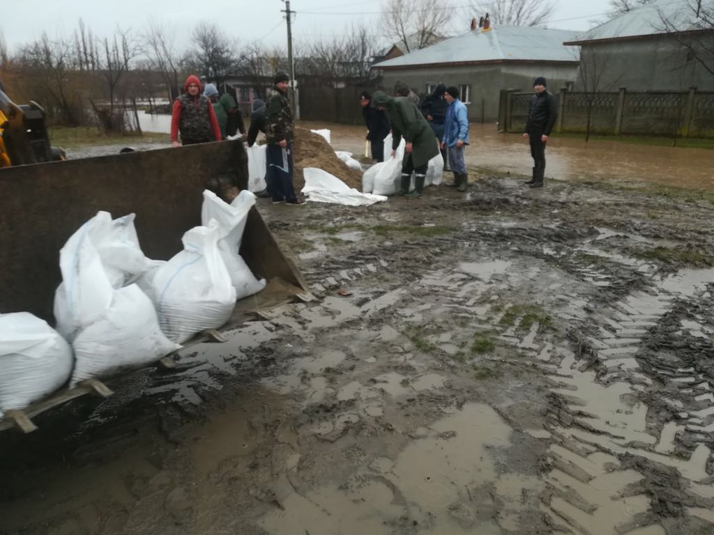 Inundații în Teleorman și Argeș. Zeci de gospodării și un drum județean, invadate de apă / FOTO&VIDEO