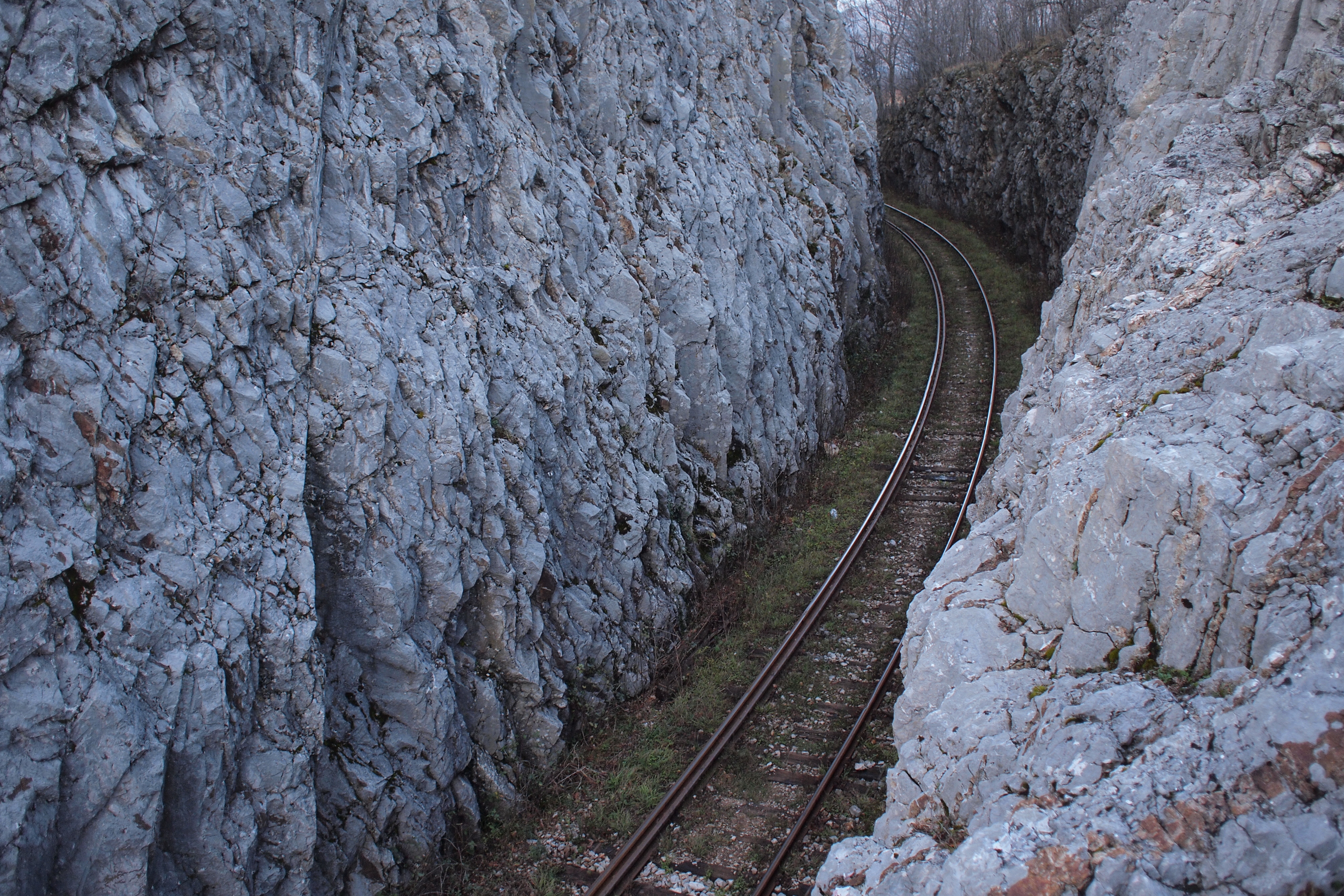 Cel mai spectaculos traseu cu trenul din România: Oraviţa-Anina, cea mai veche cale ferată montană din sud-estul Europei