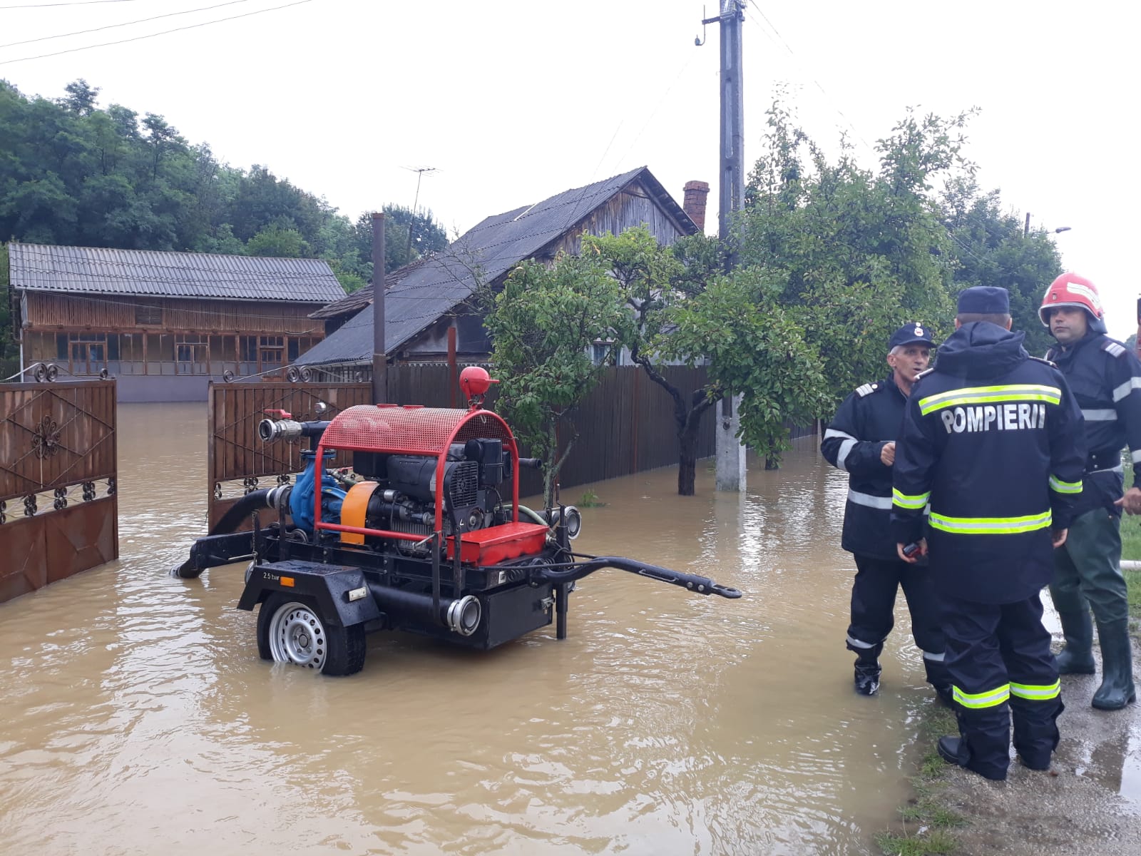 UPDATE/ Cod roșu de inundații în Vâlcea, Gorj și Argeș. Zeci de oameni au fost evacuați din case în Băbeni, Vâlcea