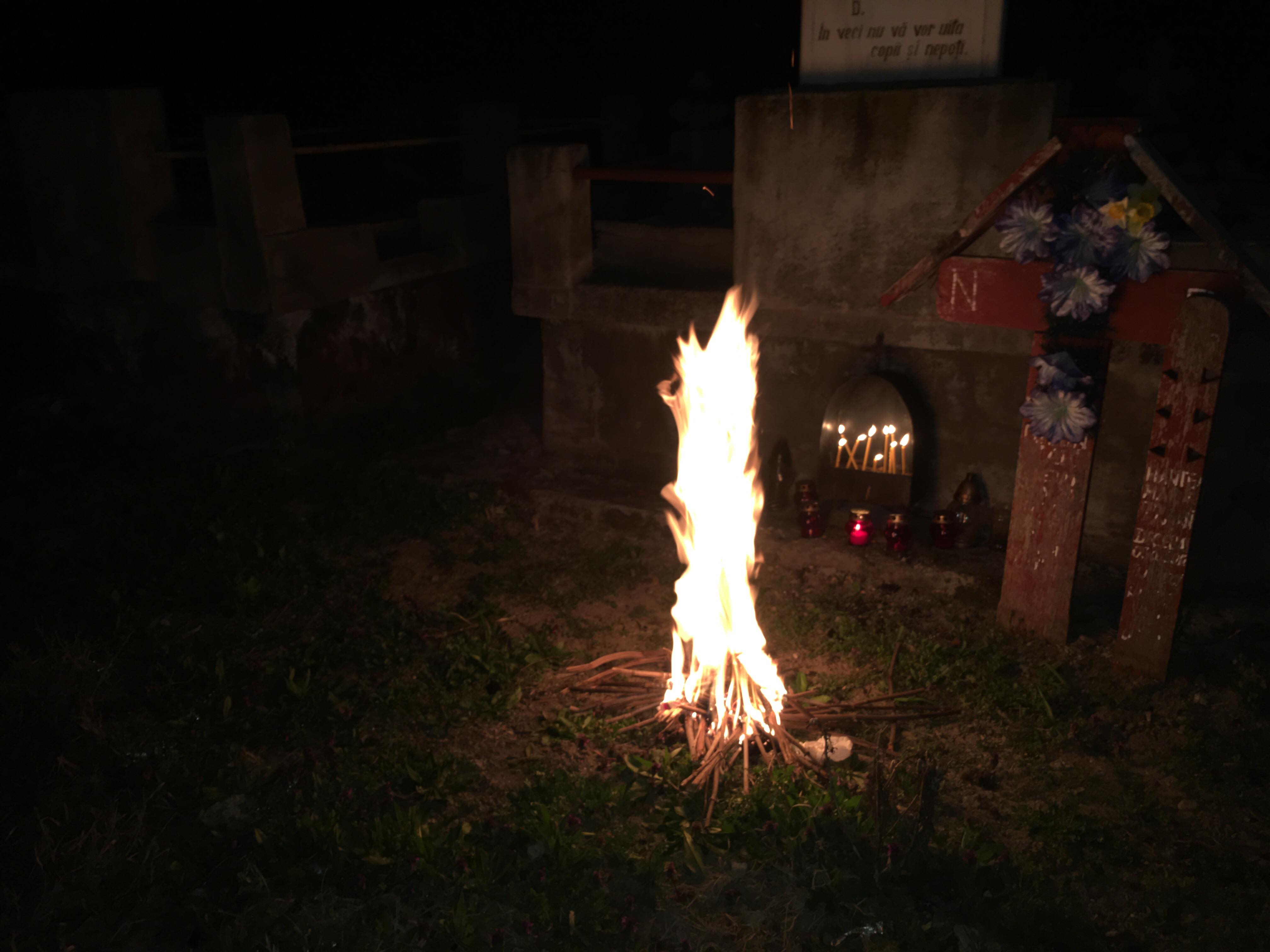 REPORTAJ/Doljenii pomenesc morții de Joimari cu foc și apă. Aprind focuri în cimitire ca să le țină de cald spiritelor