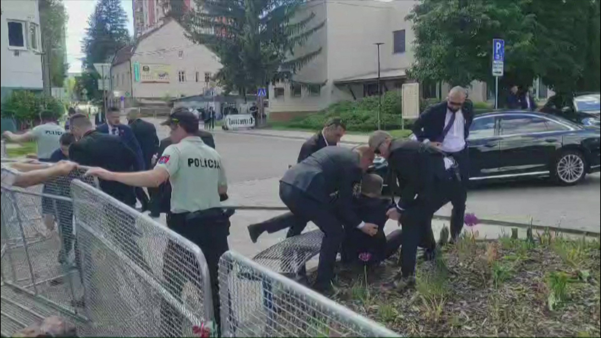 Premierul slovac Robert Fico a fost împușcat. Liderul de la Bratislava, operat de urgență. Vicepremierul slovac: „Va supraviețui”. VIDEO