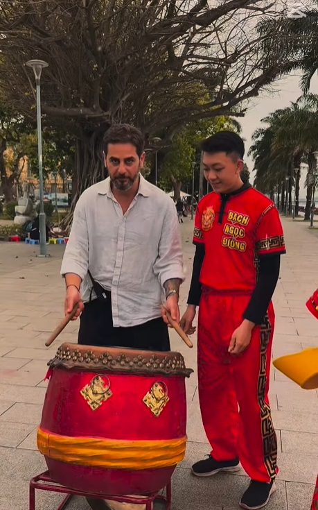 Imagini din culisele Asia Express 2025, care începe la toamnă. Cameramanii filmează din noroaie, iar Irina Fodor înfruntă ploaia și vântul