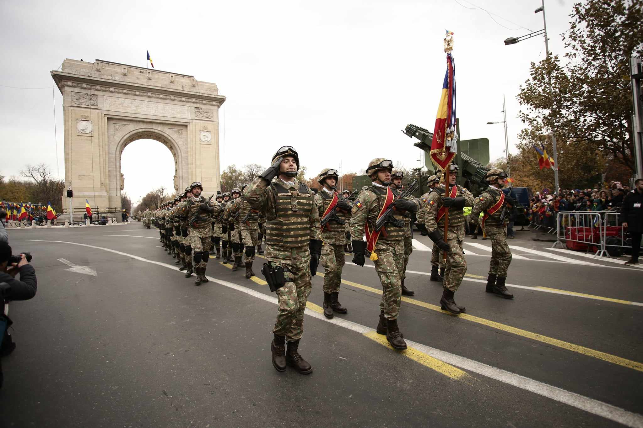Parada de 1 decembrie 2023 din București. Peste 2.400 de militari, avioane F-16 și Eurofighter au defilat în fața a circa 100.000 de persoane