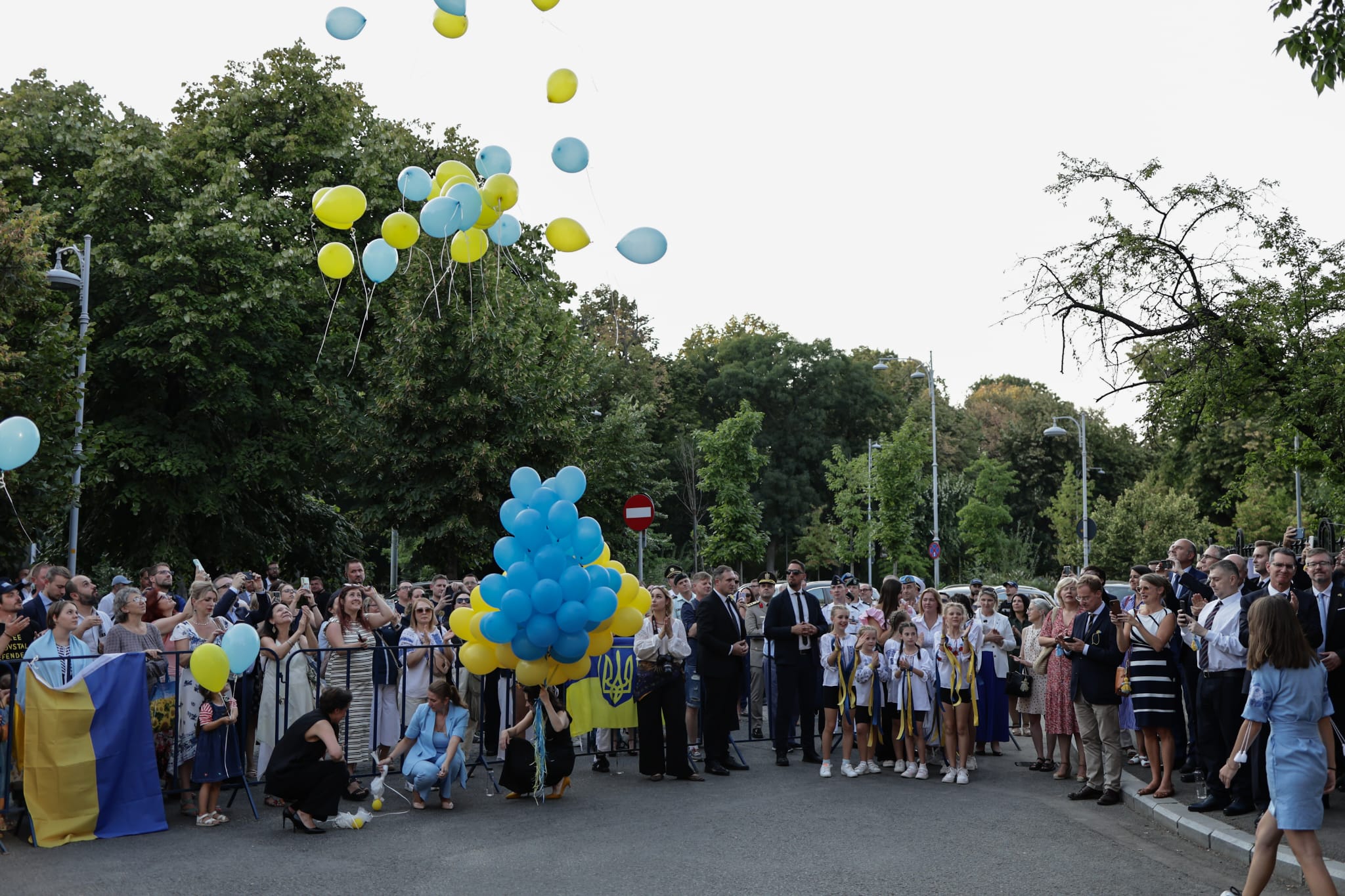 Prințesa Briana Caragea a primit medalia Inima de Aur din partea lui Zelenski pentru ajutorul acordat refugiaților ucraineni