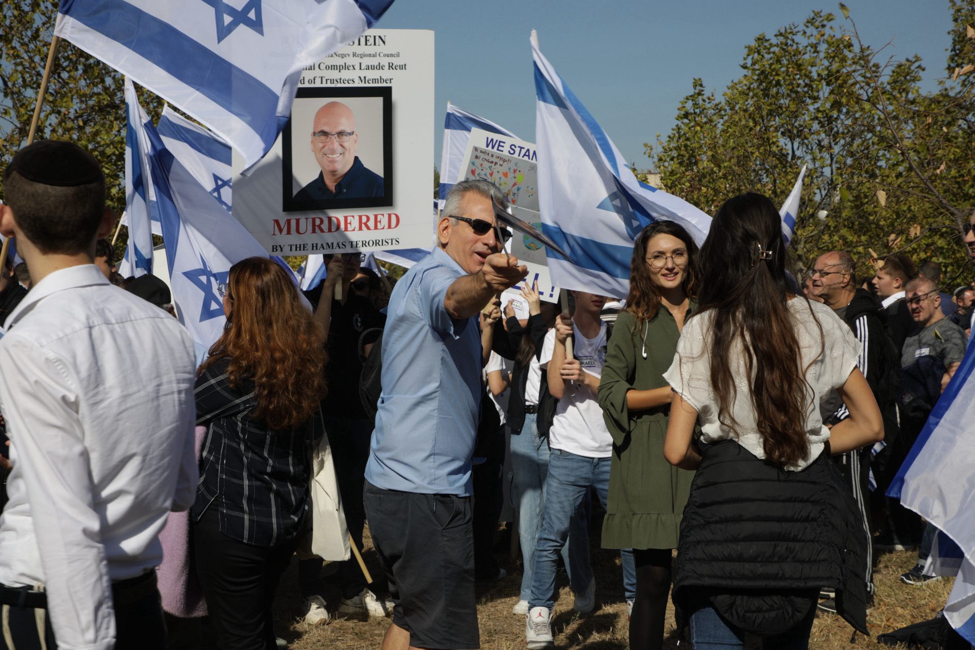 Miting la București, sute de persoane s-au solidarizat cu victimele atacului Hamas. „Israelienii nu au intrat în casele nimănui și nu au luat ostatici copii”