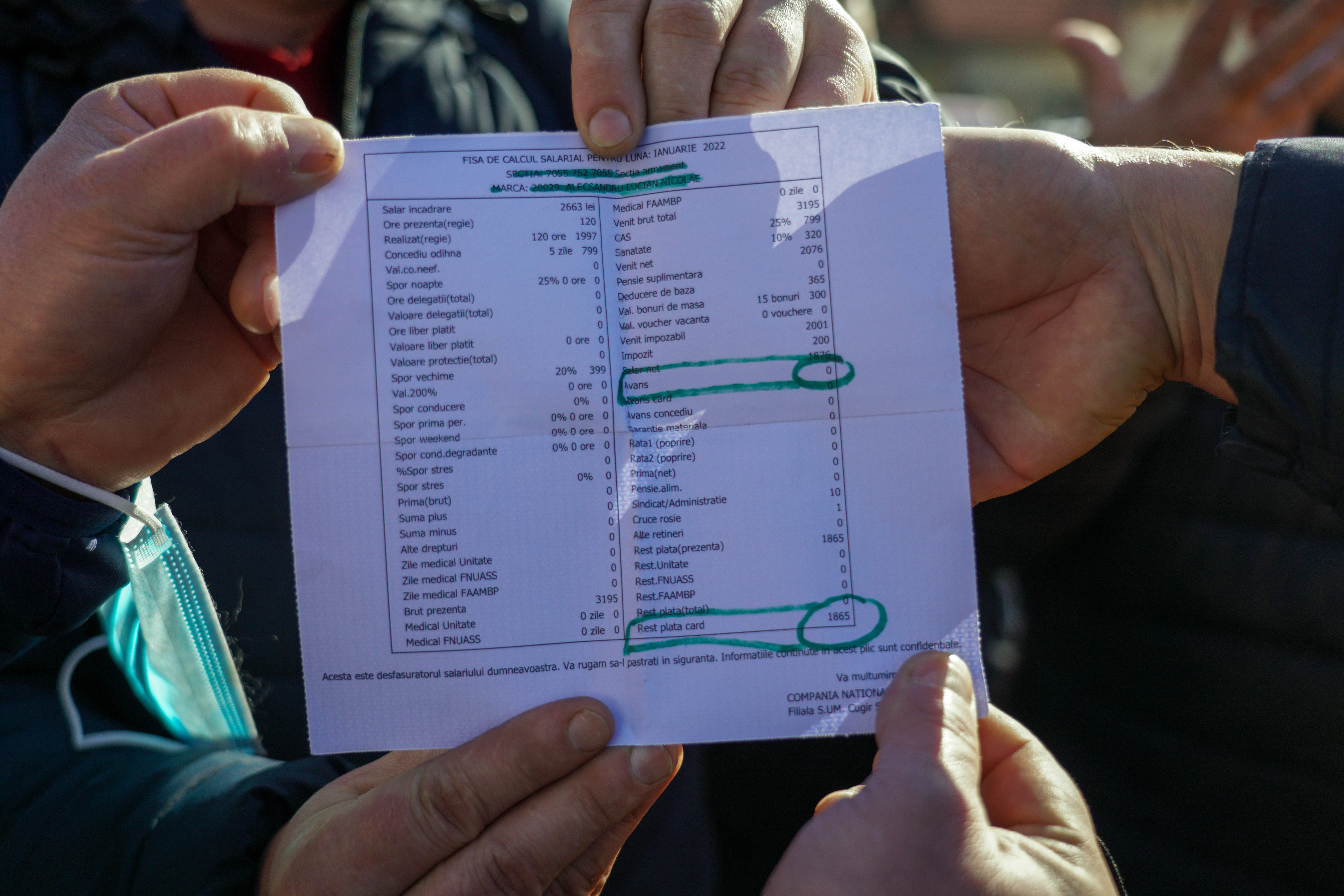 REPORTAJ | Disperarea muncitorilor din Cugir care fac muniție pentru NATO. „După 40 de ani câștig 1.800 de lei. Ce ne mai rămâne după factura la gaz?”