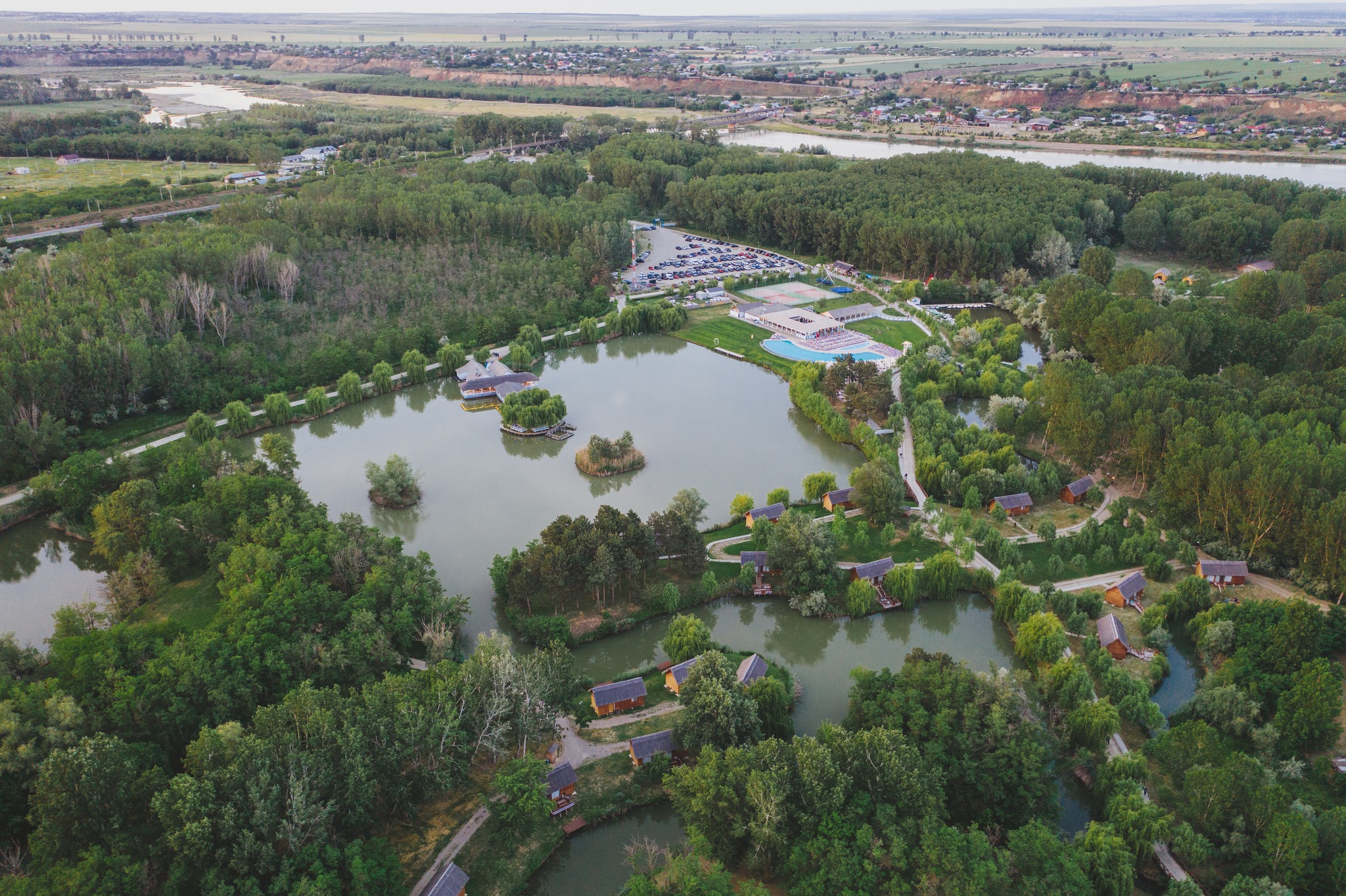 „Delta Dunării” de pe Siret. Satul de vacanță de 82 de hectare, cu zoo, pescuit sportiv și kilometri de canale unde te poți plimba cu barca