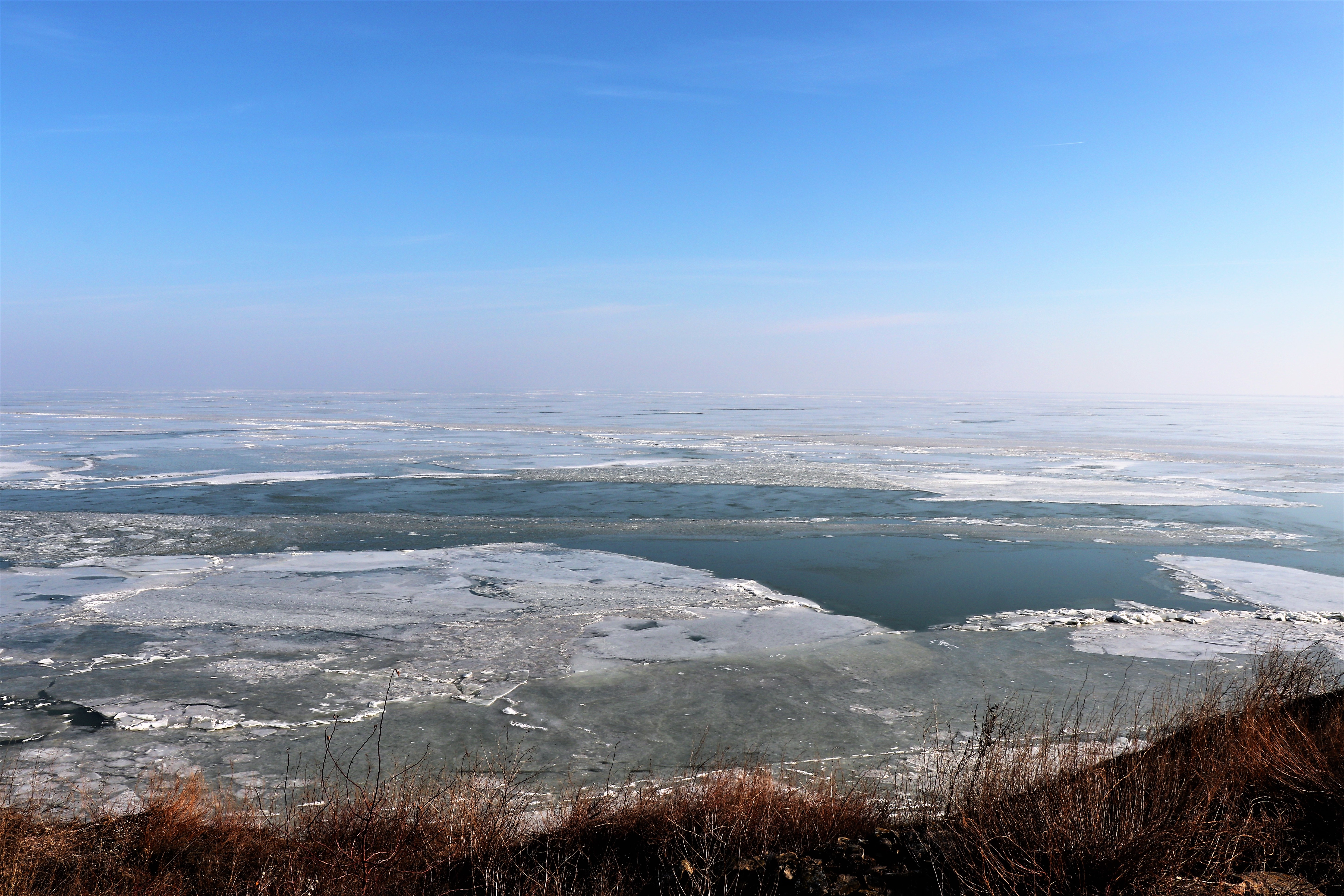FOTO & VIDEO/ Iarnă de poveste în Delta Dunării. Imagini spectaculoase cu lacul care a devenit un imens patinoar!