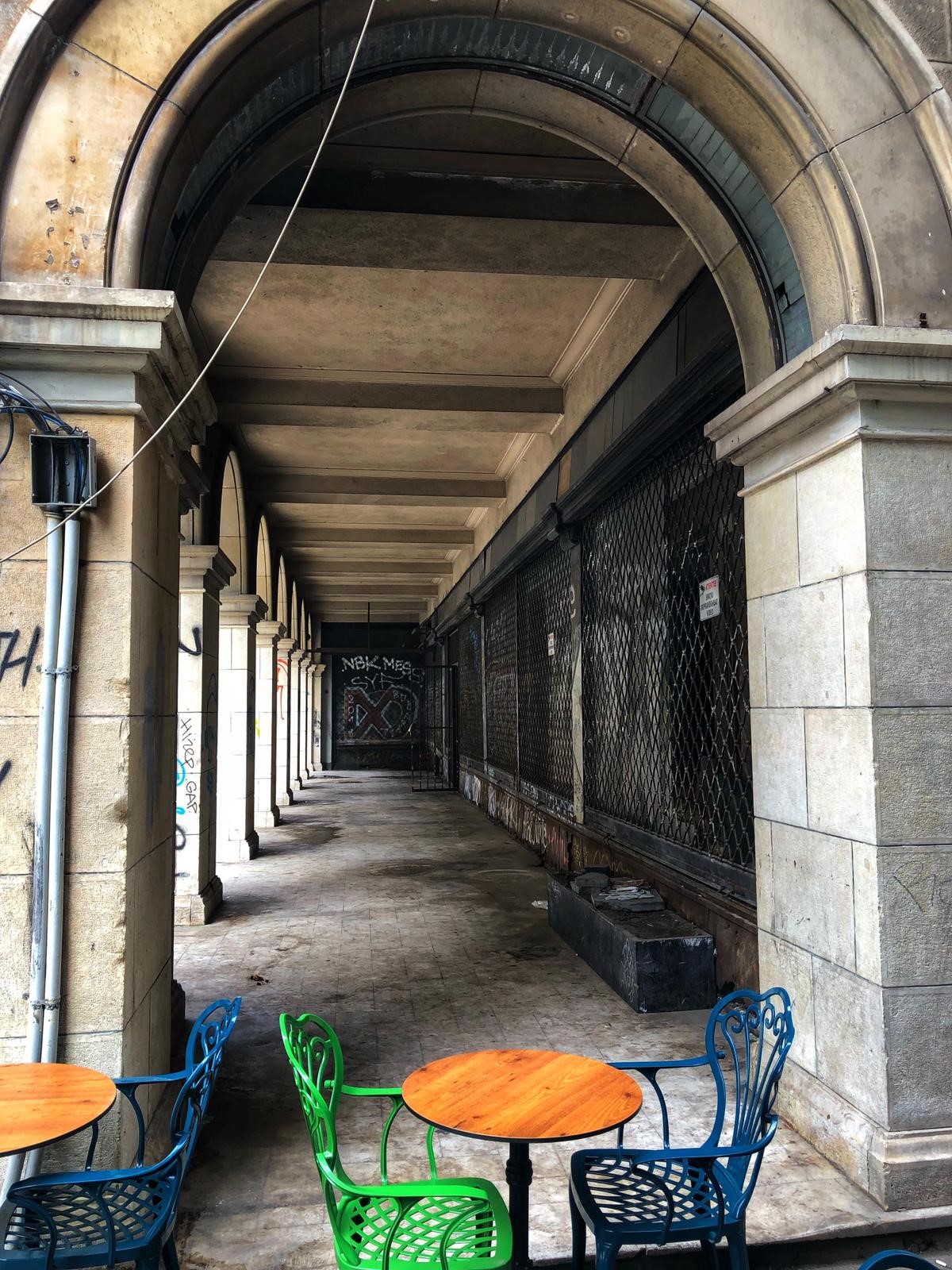 Blocul Rosenthal de pe Calea Victoriei intră în reparații. Fostul sediu al Băncii de Comerț Exterior, lăsat în paragină în ultimii 20 de ani / FOTO