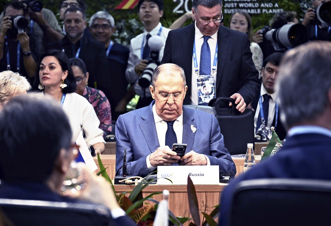 Cât costă „bluza URSS” purtată de Serghei Lavrov în Alaska. Produsul s-a vândut în câteva ore până a devenit „sold out”