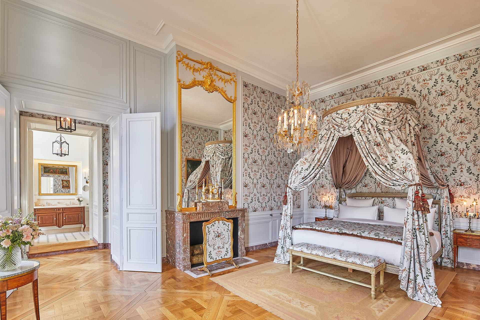 Hotelul de lux în care simți că stai chiar în Palatul Versailles. Cât costă o noapte de cazare