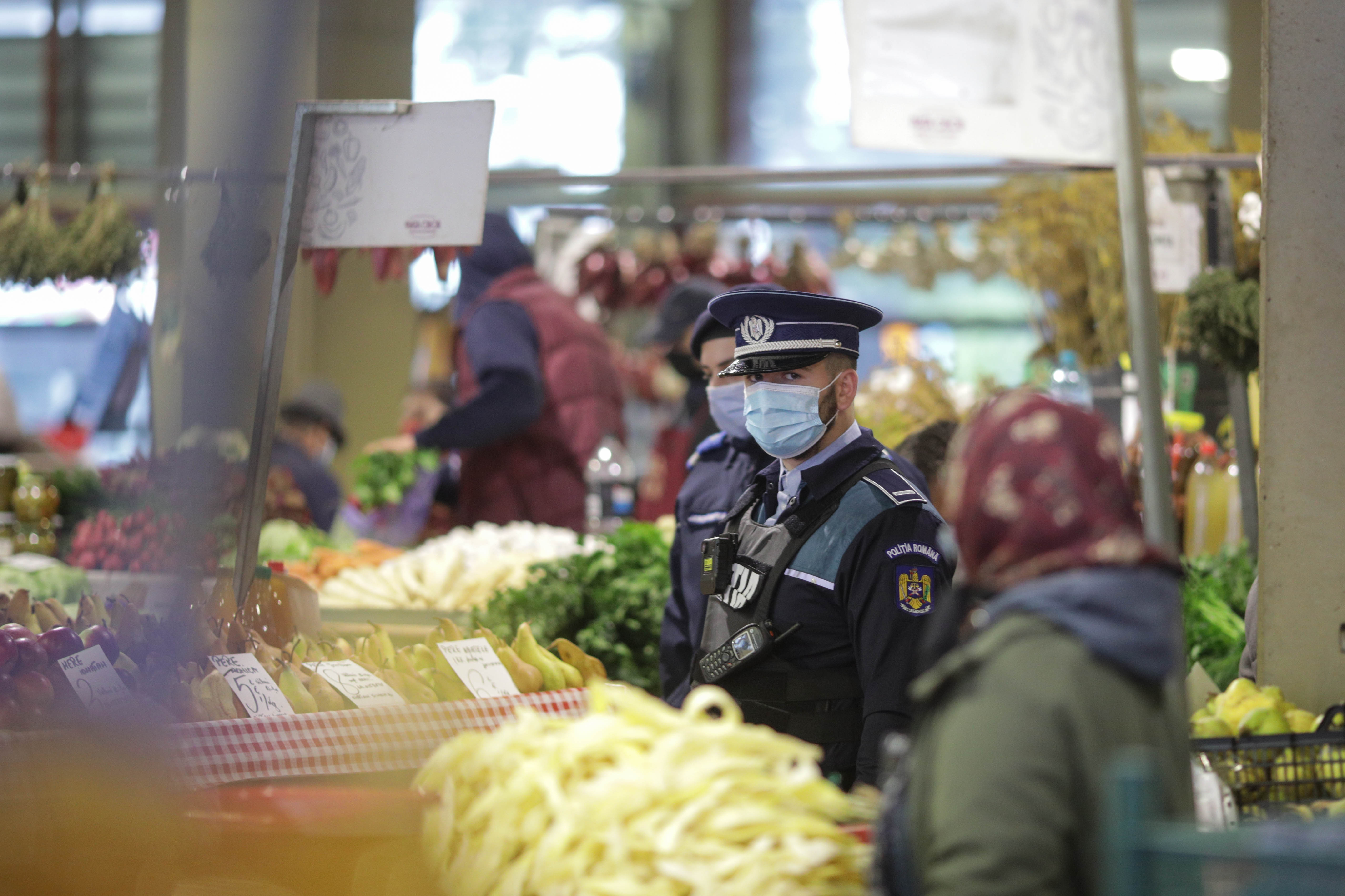 Controale în piața Obor din București. Se verifică dacă măsurile anti-COVID sunt respectate