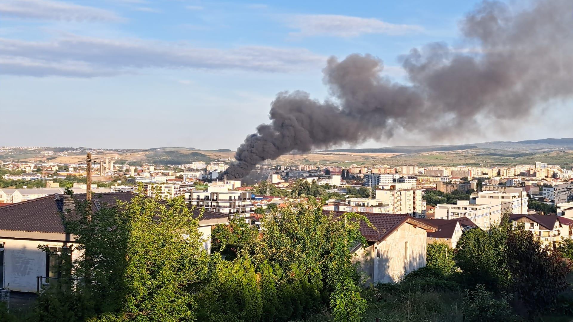 Incendiu puternic la o hală din Cluj-Napoca. Focul s-a extins la două case din apropiere.