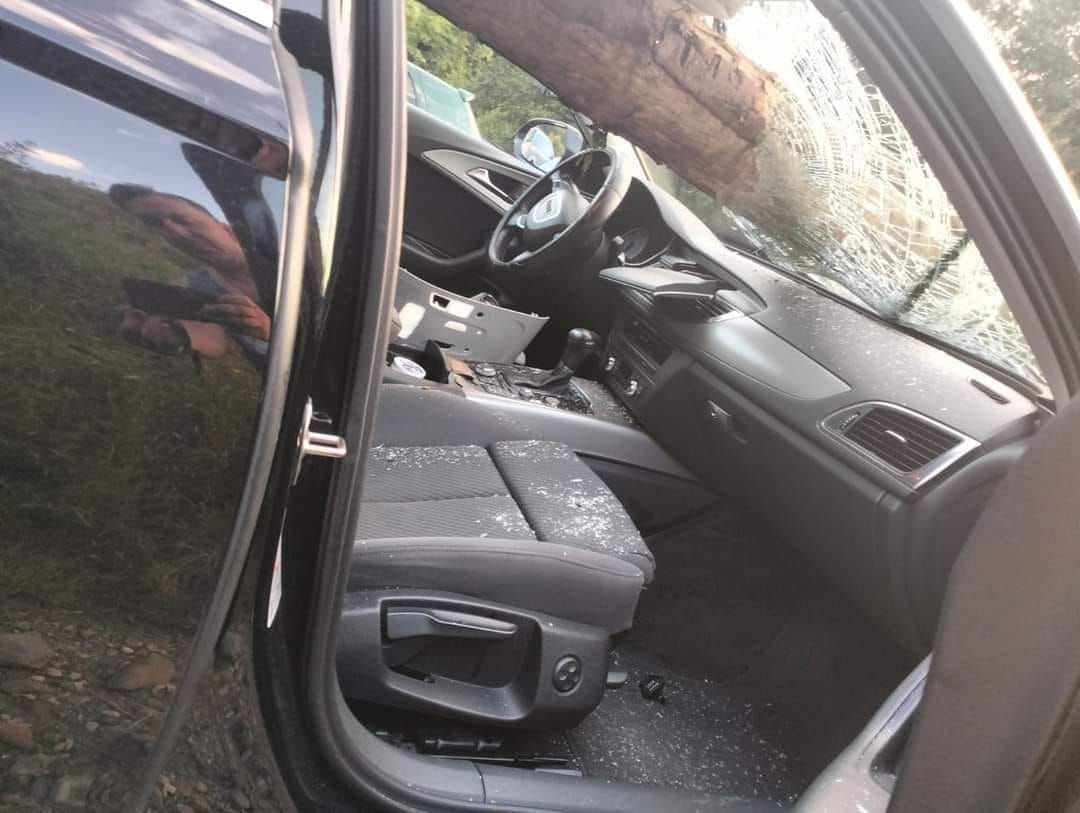 Un buștean a zburat dintr-un camion cu lemne și a trecut prin parbrizul unei mașini, pe DN 10, la Teliu, în Brașov