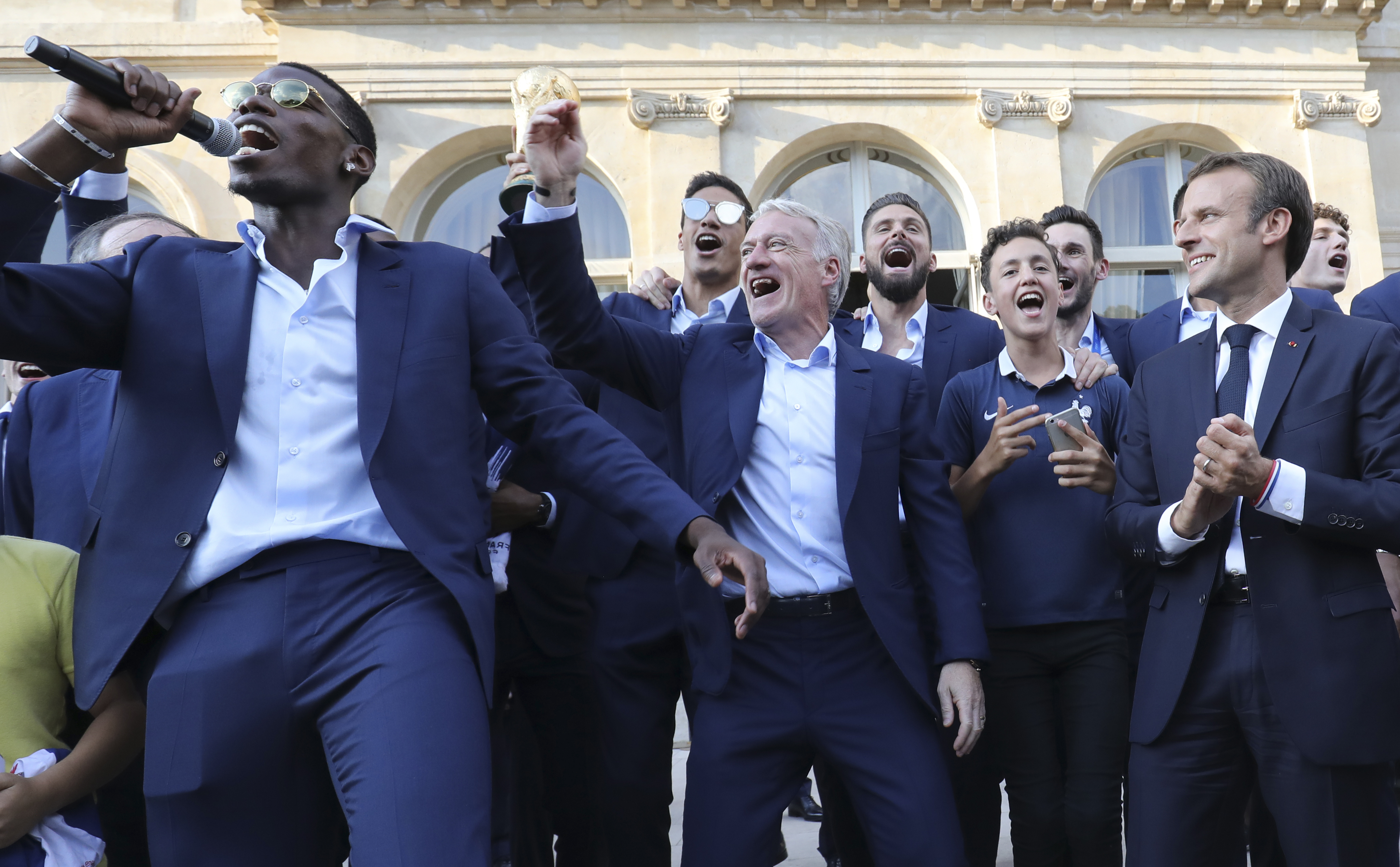 Campionii mondiali vor primi Legiunea de Onoare. ”Les Blues”, dineu la Palatul Elysee / GALERIE FOTO