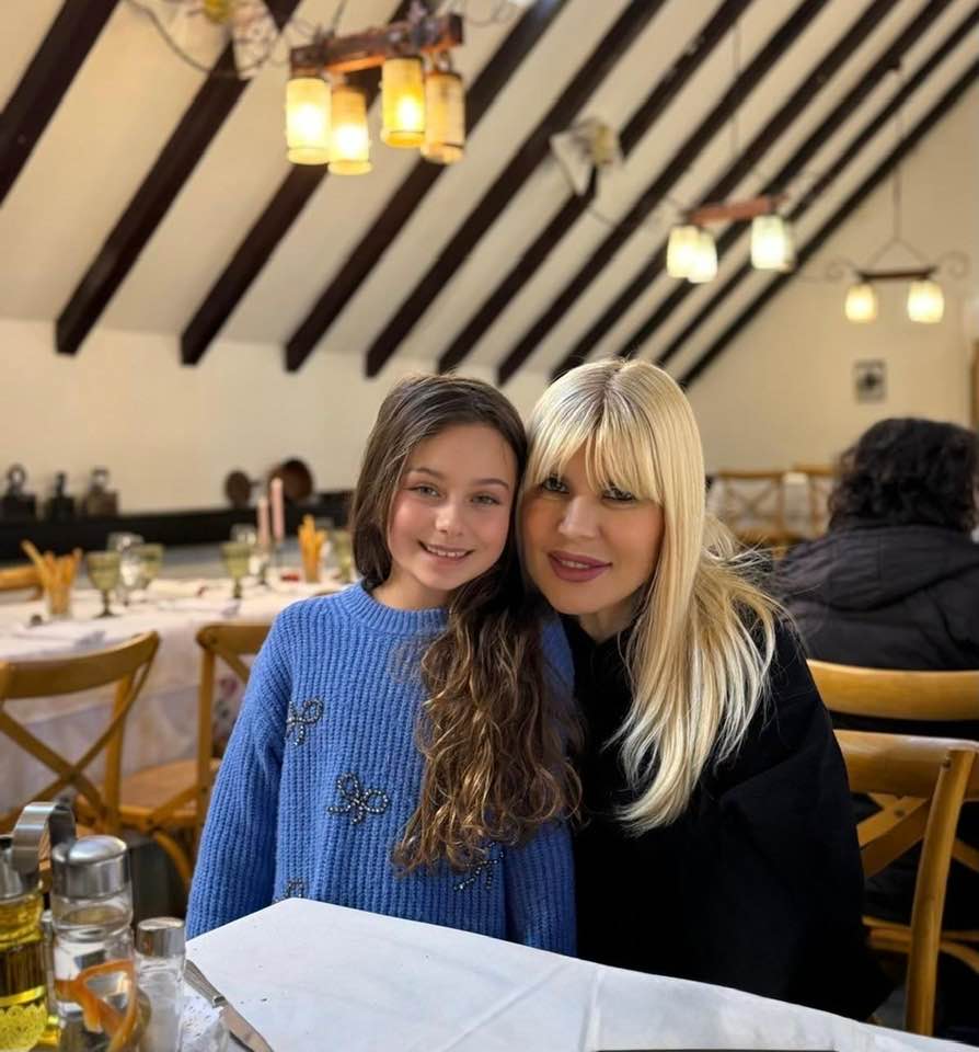 Elena Udrea, apariție spectaculoasă în rolul de nașă. Imagini cu rochia roșie cu trenă aleasă pentru marele eveniment