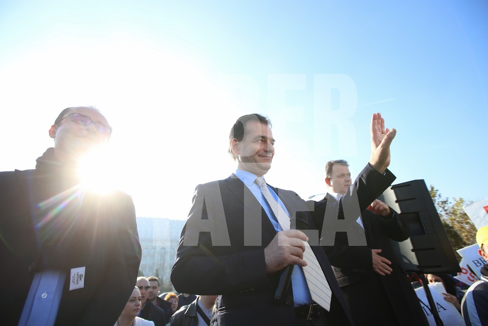 Protest la Parlament, împotriva măsurilor luate de Executiv / FOTO&VIDEO