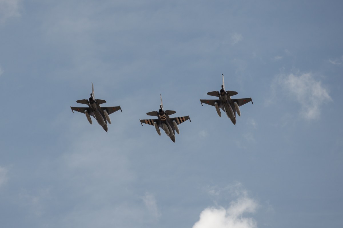 Alte trei avioane F-16 cumpărate din Norvegia au ajuns în România. Cât au costat avioanele care fac tranziția spre F35