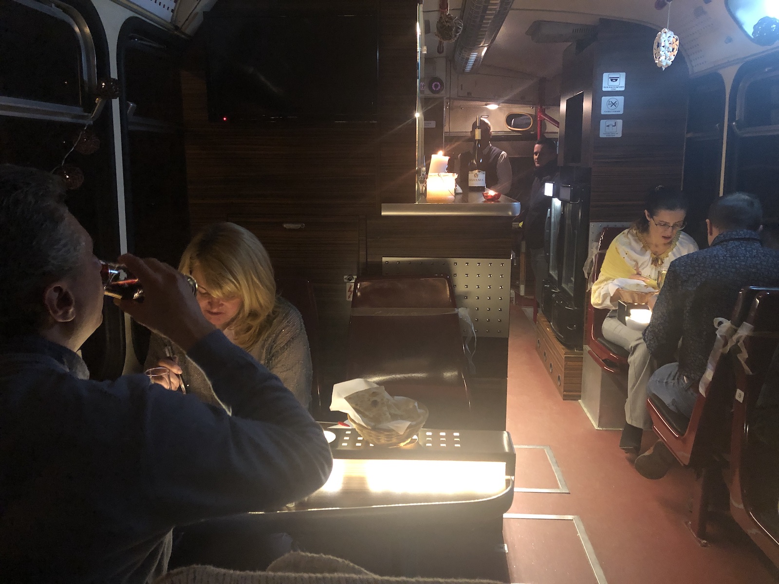 VIDEO&FOTO/ O altfel de plimbare, de Dragobete. Cina în tramvai prin Timișoara, ca-n Milano sau Bruxelles