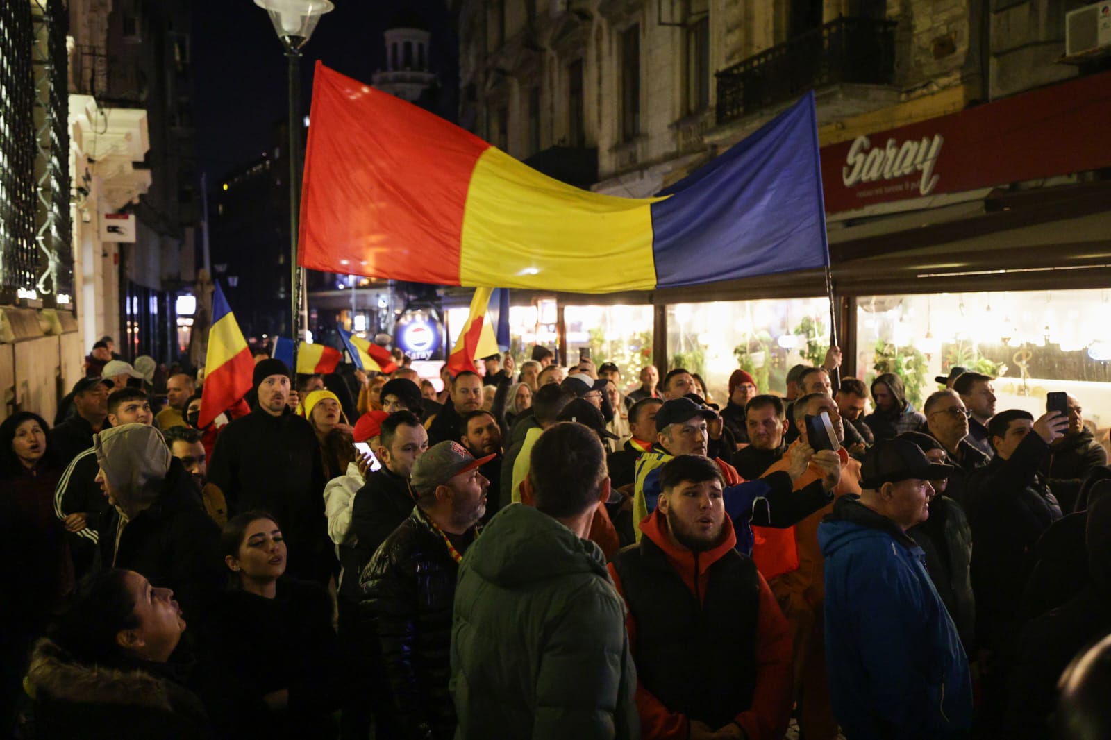 Manifestanții pro-Georgescu, violențe în fața sediului BEC. Un jandarm a fost rănit, s-au folosit gaze lacrimogene