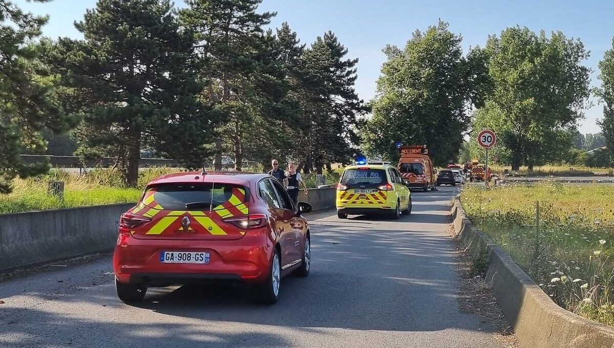 Șofer român de TIR arestat, după ce în camionul lui „parcat suspect” pe autostradă a intrat un vameș pe motocicletă și a murit pe loc, în Franța