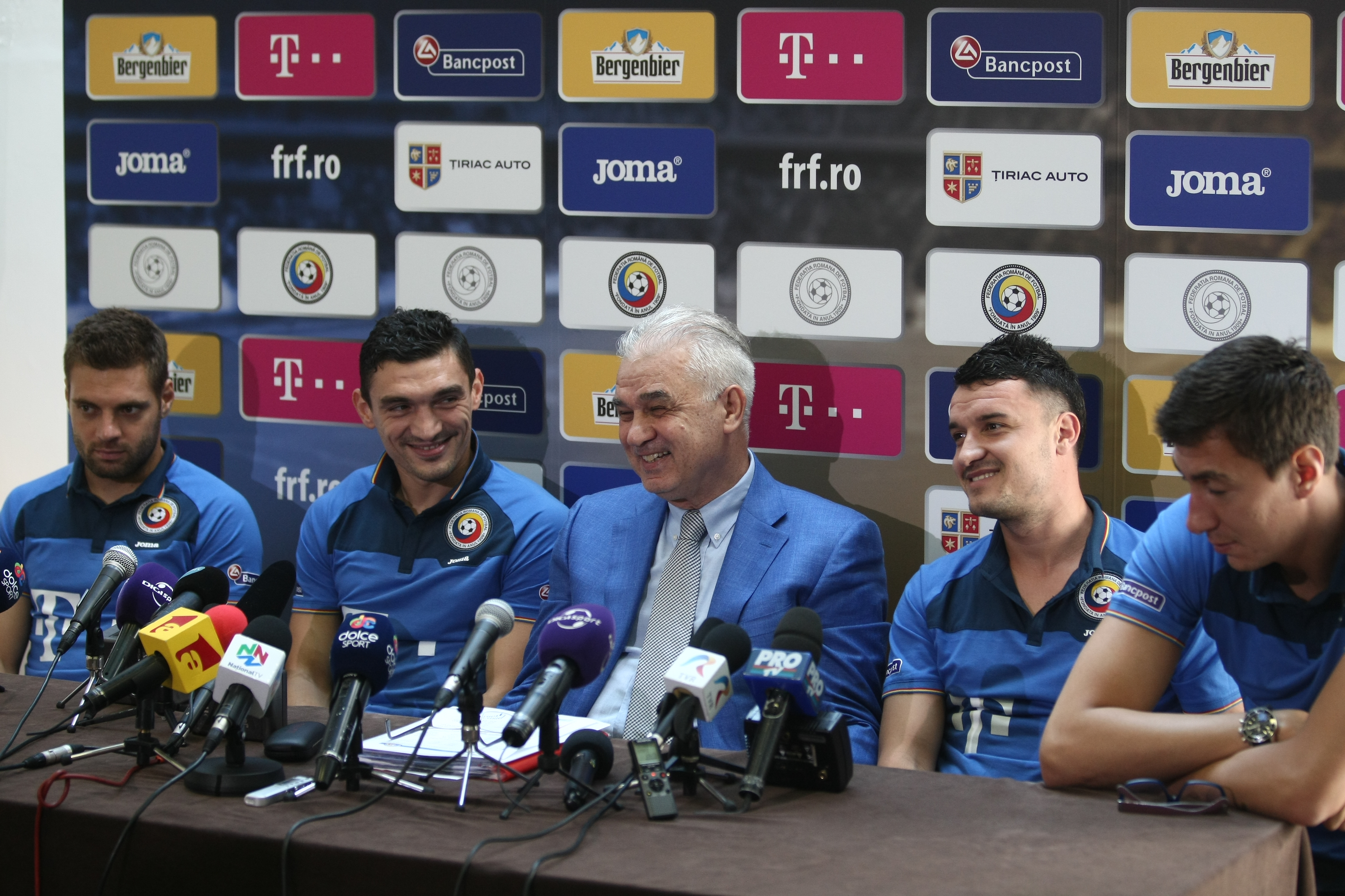 Schimb de replici fabuloase între Iordănescu și Budescu. ”Aștept să te apuci de fotbal”. ”Ce vrei, bă, cine ești?” / GALERIE FOTO