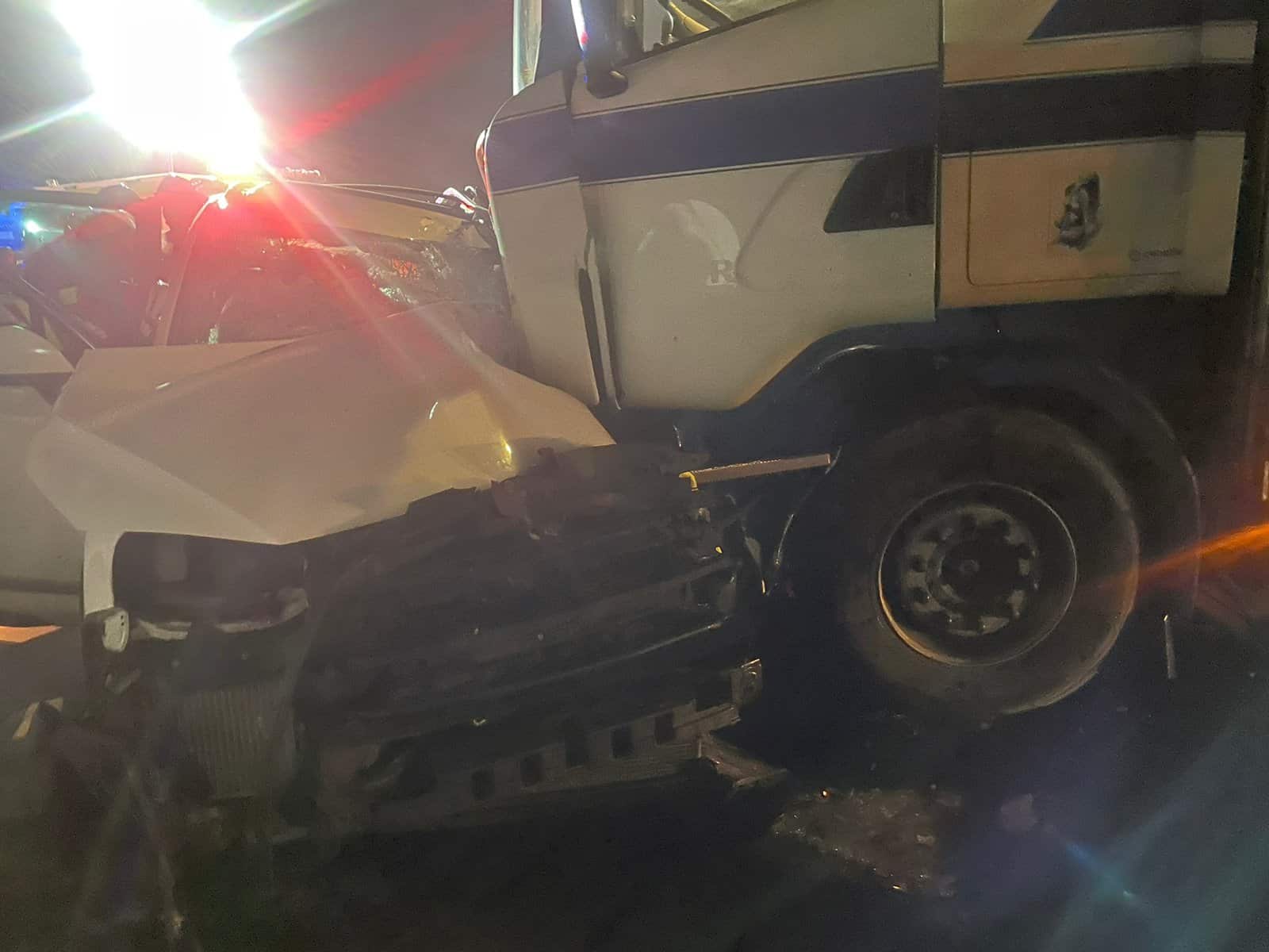 Doi morți și doi răniți într-un accident care a avut loc în Brașov. Ciocnire violentă între o mașină și un TIR