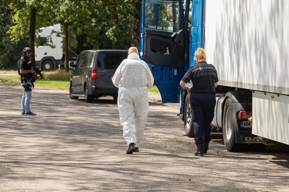 S-a aflat de ce polițiști înarmați până în dinți au păzit camionul unui șofer român în timp ce era percheziționat de criminaliști, în Olanda