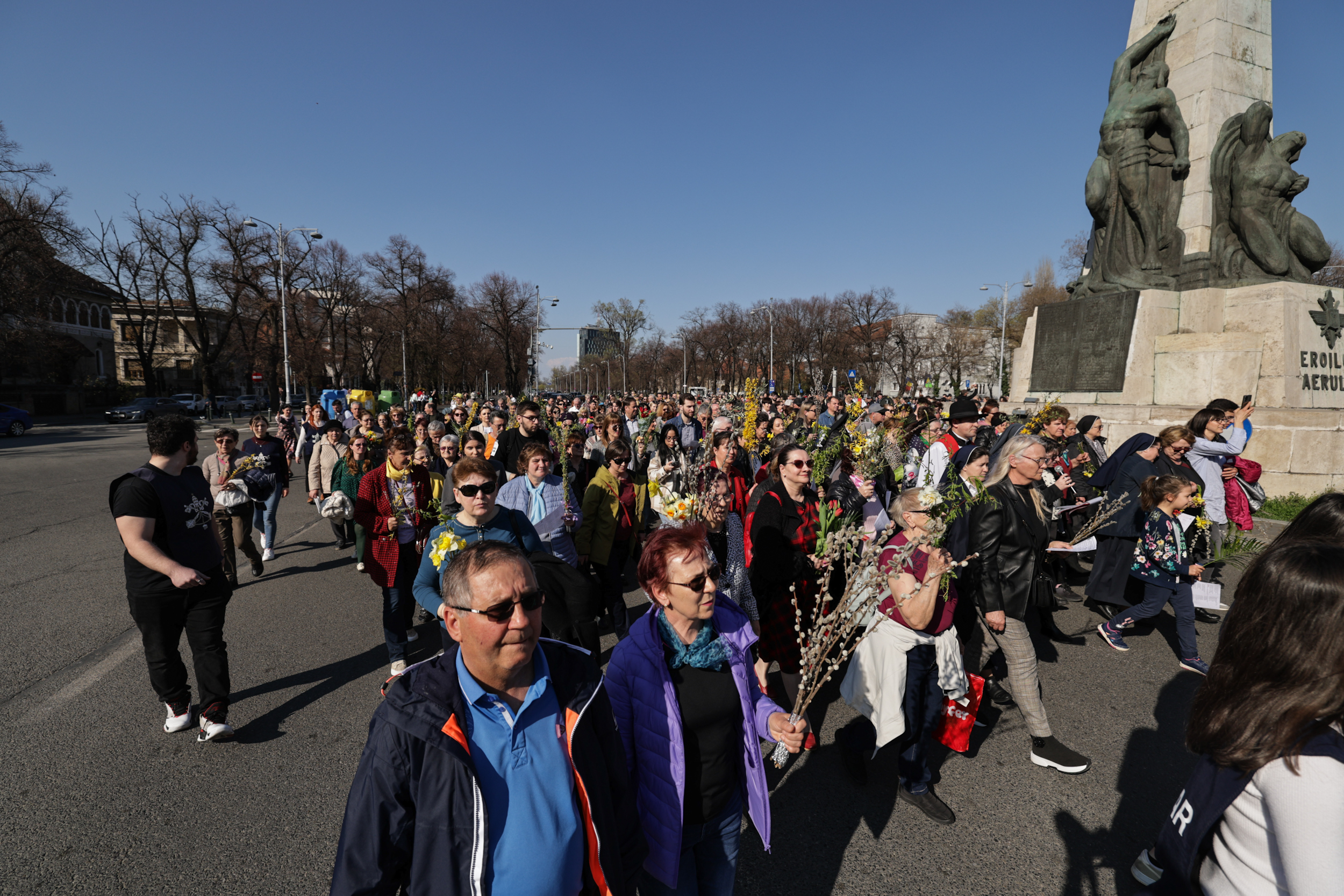 Catolicii au sărbătorit Floriile. Imagini de la procesiunea religioasă din București, care a dus la restricții în trafic
