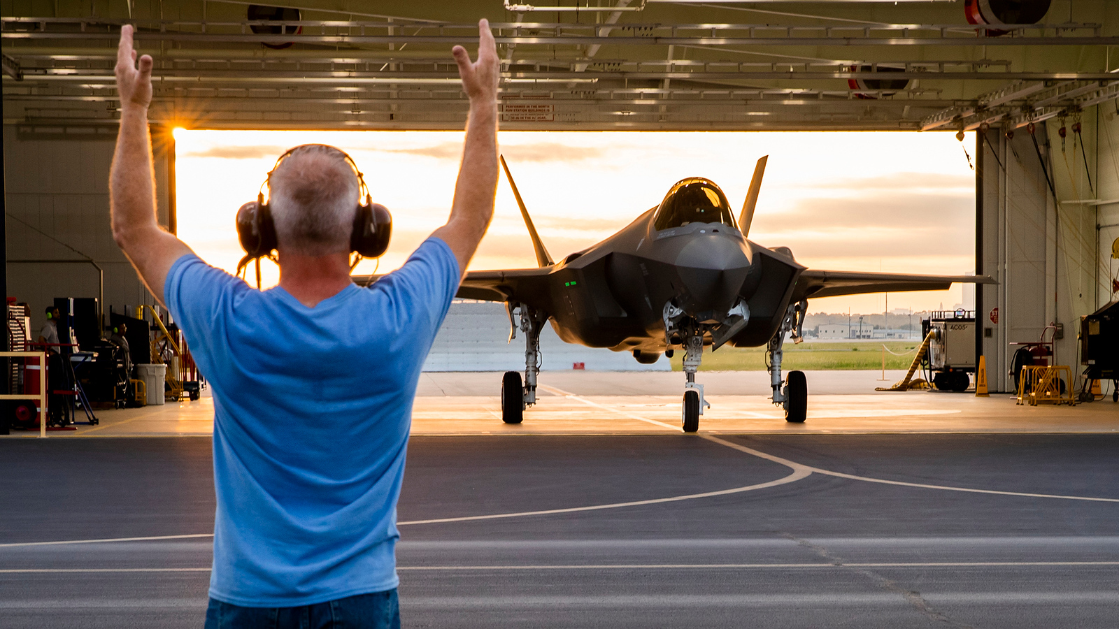 Klaus Iohannis a promulgat proiectul de lege privind cumpărarea a 32 de avioane F-35, cea mai scumpă achiziție din istoria Armatei Române