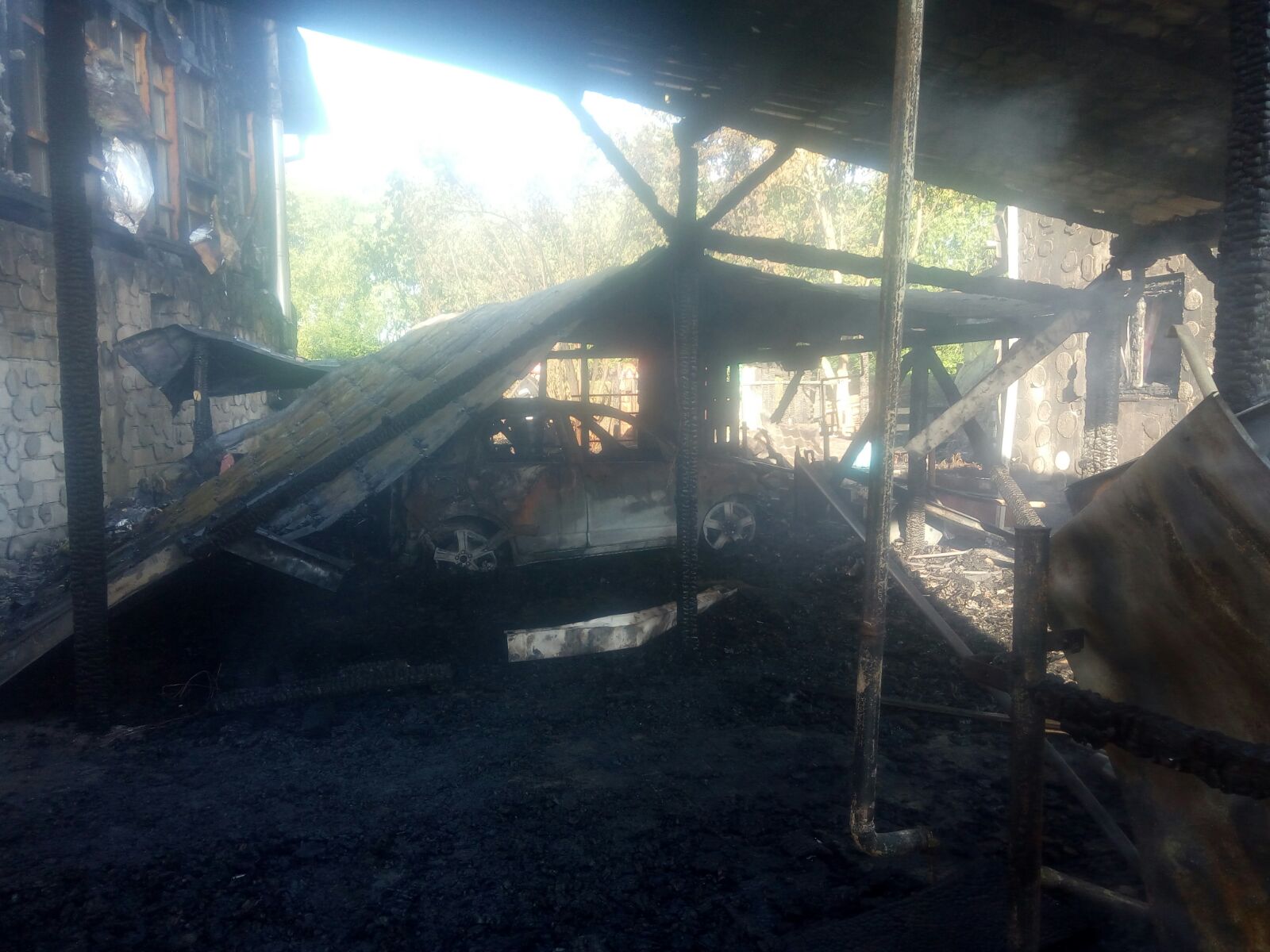 Incendiu puternic în Brașov. Trei case au fost distruse de flăcări