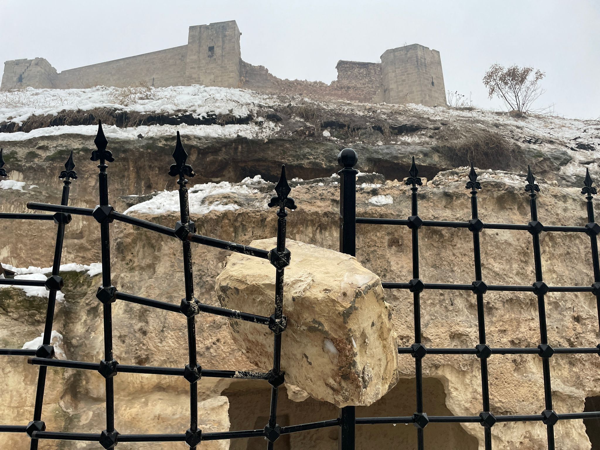 Castelul Gaziantep, construit acum peste 2.200 de ani, prăbușit în urma seismului din Turcia. FOTO