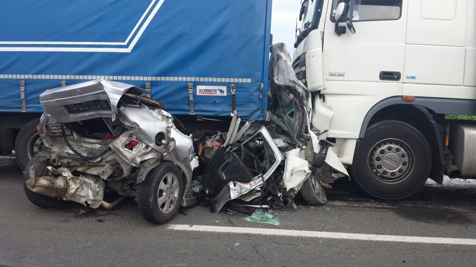Accident grav, cu un mort și patru răniți, în județul Brașov. Două TIR-uri și trei autoturisme, implicate | FOTO