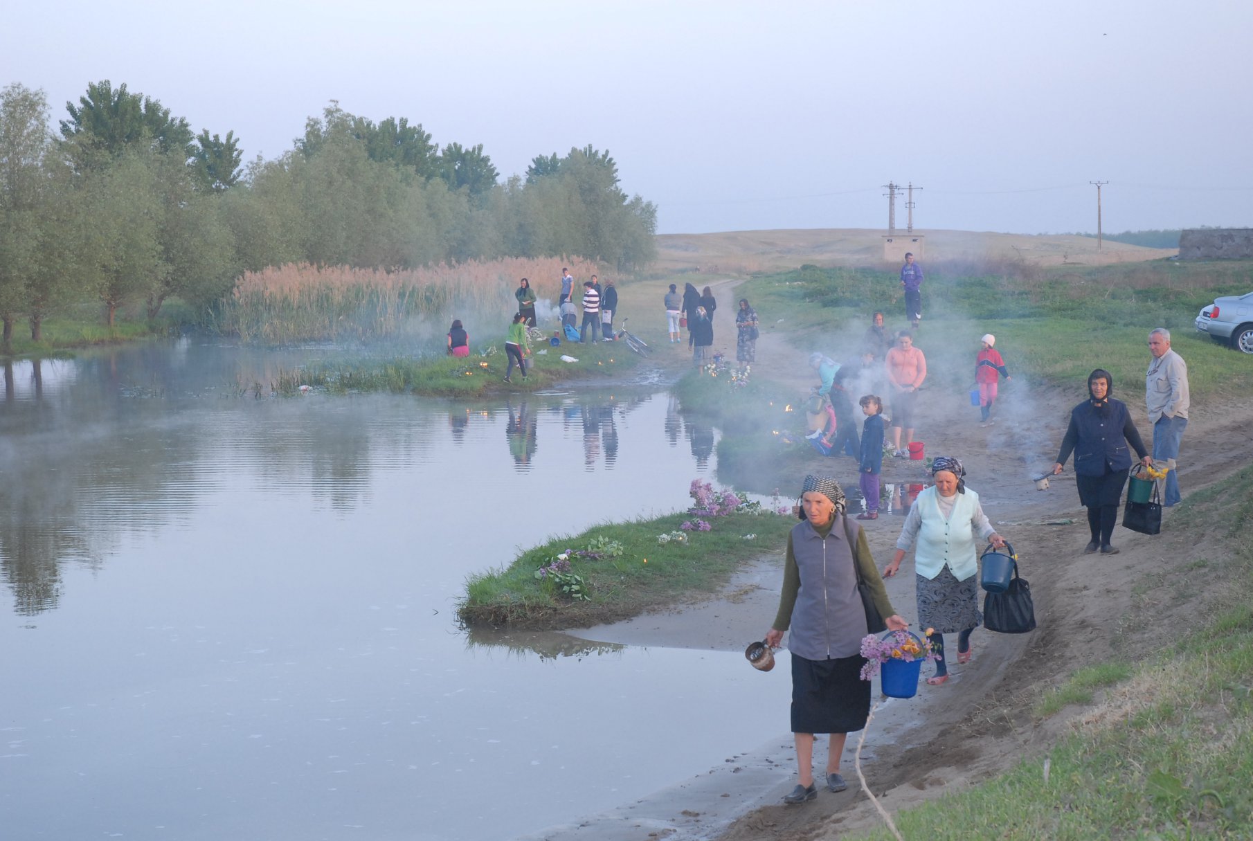 REPORTAJ/Doljenii pomenesc morții de Joimari cu foc și apă. Aprind focuri în cimitire ca să le țină de cald spiritelor
