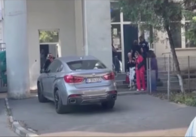 Laurențiu Reghecampf, la judecătorie pentru procesul de divorț. Anamaria Prodan a apărut cu piciorul în ghips, după bătaia de vineri