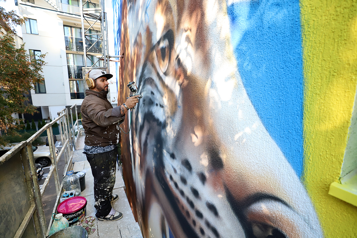 Fotbalistul Vinícius, pictură murală uriașă în centrul Bucureștiului. „Blocul acesta începe să devină faimos”. Lucrarea este realizată de un artist brazilian celebru