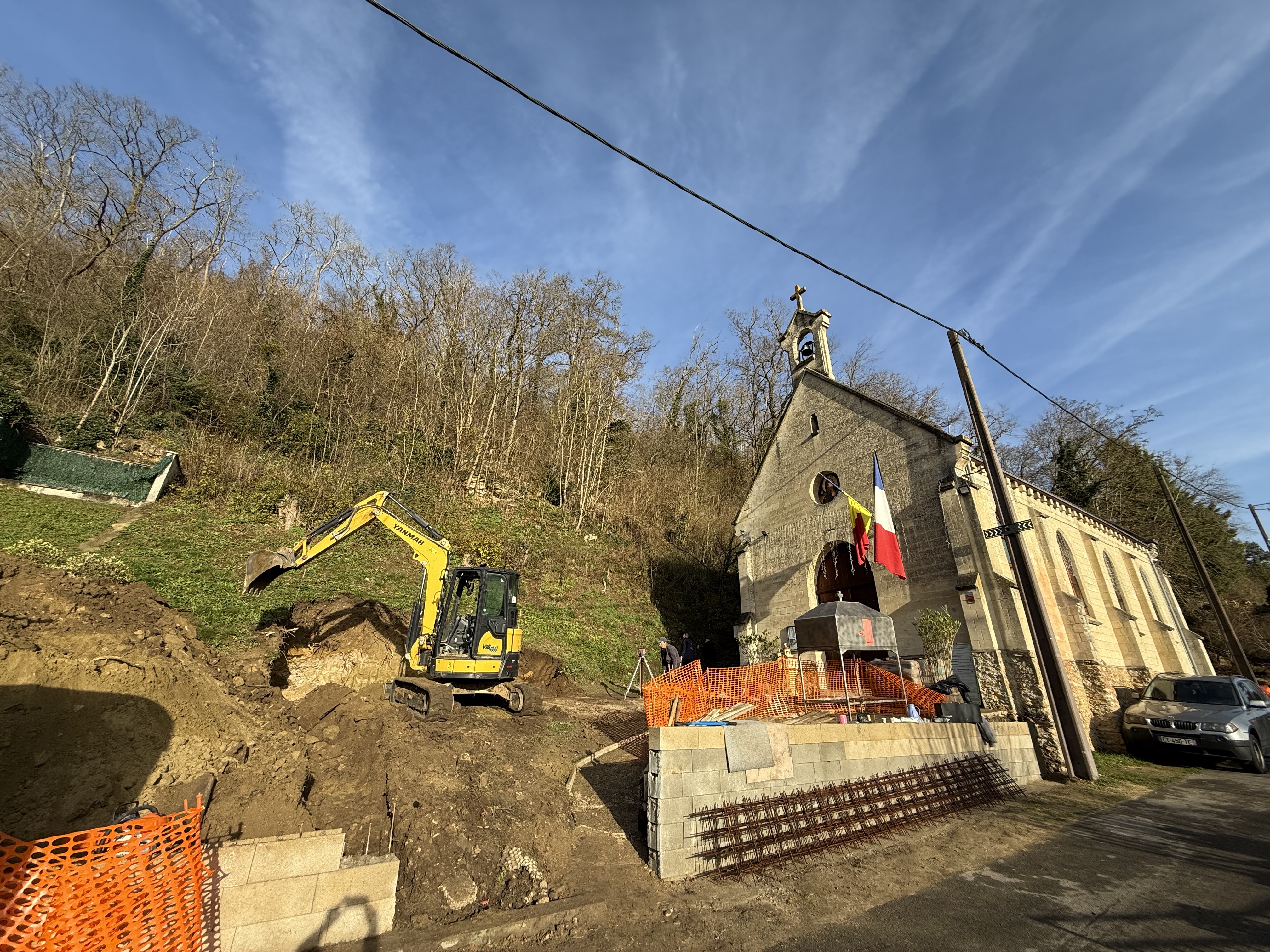 Cum au reușit sute de români din Franţa să cumpere și să renoveze o biserică catolică în comuna lui Van Gogh 
