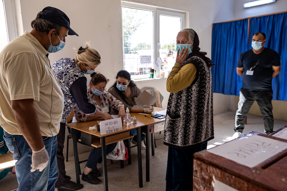 Cozi la alegeri în Ţăndărei, fost focar de Covid-19. Oamenii au votat pentru “şuşale”