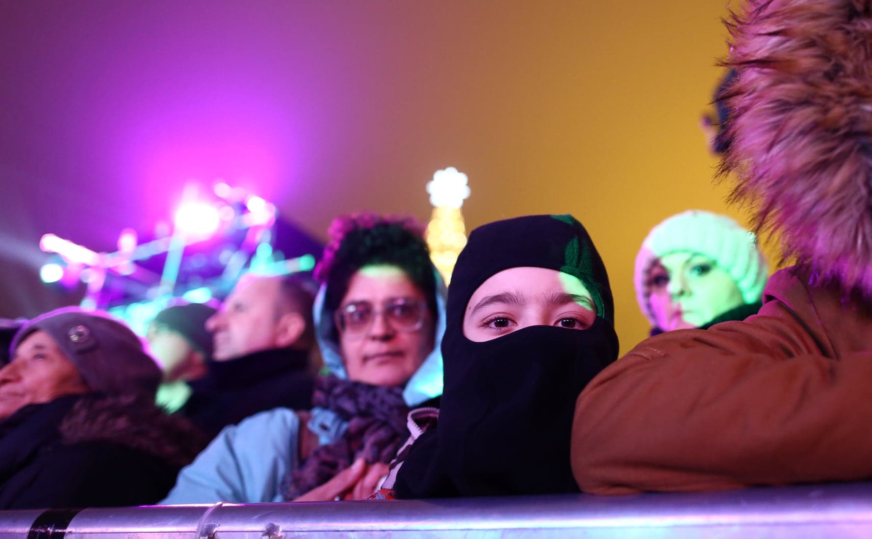 GALERIE FOTO | Am intrat în anul 2019! 60.000 de bucureșteni în stradă în noaptea de Revelion! Focul de artificii din Piaţa Constituţiei a durat 15 minute!