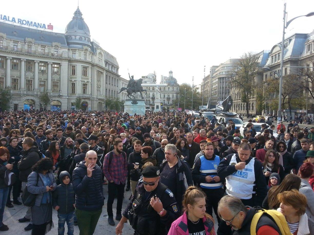 Un an de la Colectiv. Peste 5.000 de oameni s-au recules în fața clubului. Moment emoționat la ora 22.32