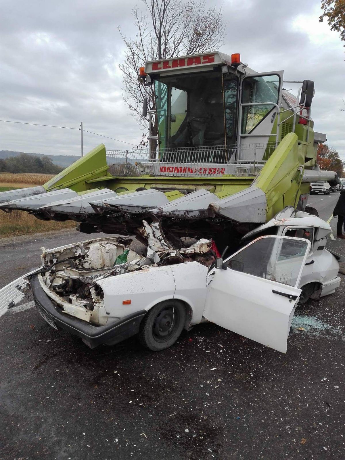 FOTO| Accident violent în Timișești, județul Neamț. A murit, după ce a intrat cu mașina sub o combină