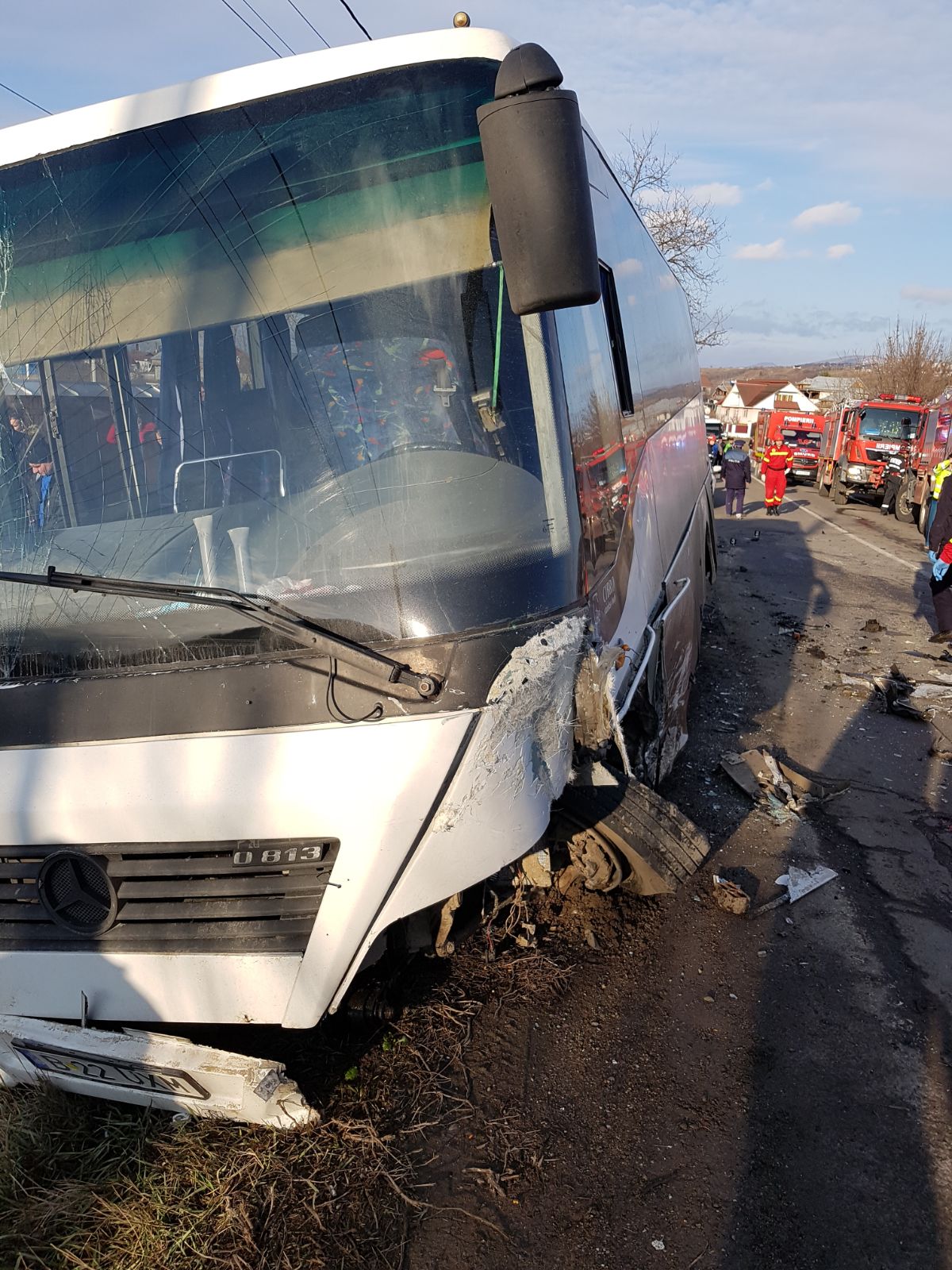 UPDATE: 13 oameni, la spital în urma ciocnirii violente dintre un autocar și o mașină în Bacău| FOTO/VIDEO