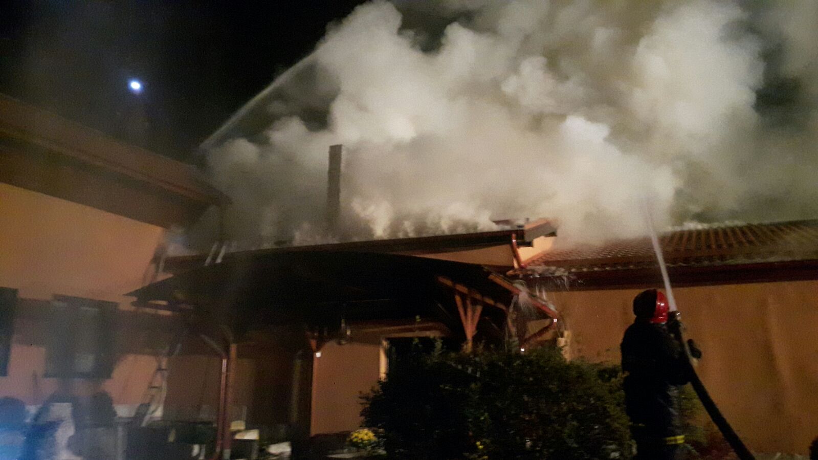 UPDATE: Incendiul de la un hotel din staţiunea Sovata a fost localizat. Focul a izbucnit în sauna unității, care a ars aproape în întregime| GALERIE FOTO