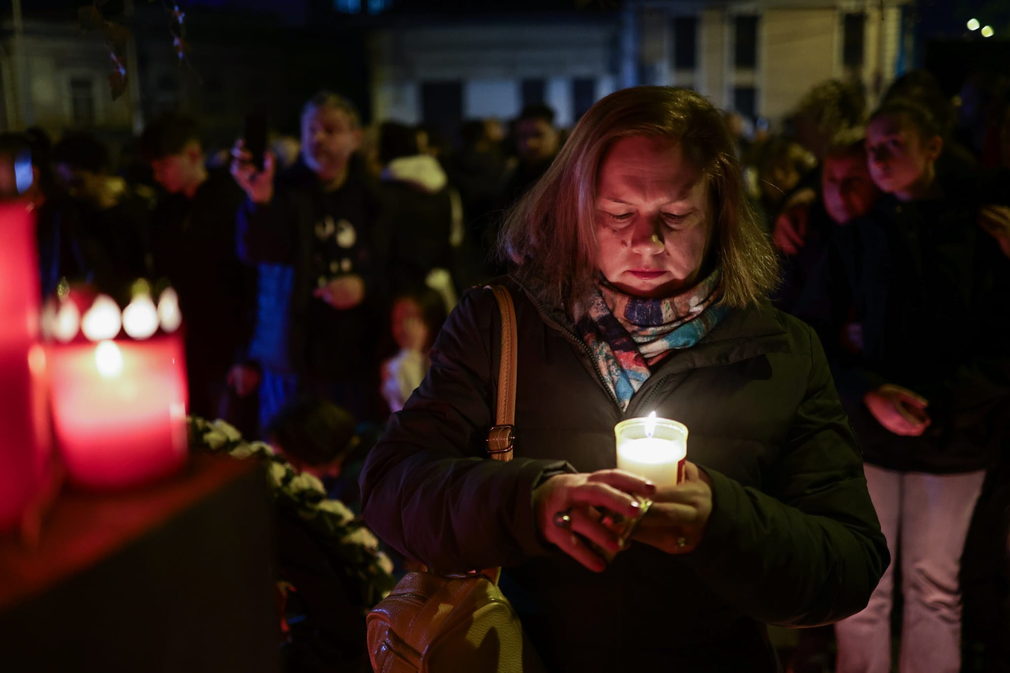 Marș de comemorare la 10 ani de la tragedia din Clubul Colectiv. Mii de oameni își strigă nemulțumirile: „Vrem spitale, NU catedrale”