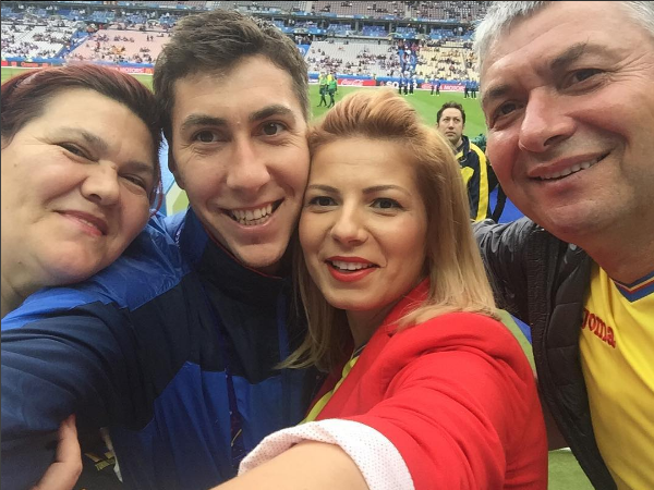 Euro 2016. Imagini inedite de la întâlnirea tricolorilor cu familiile. Pantilimon și-a ținut în brațe fetița de 7 luni GALERIE FOTO