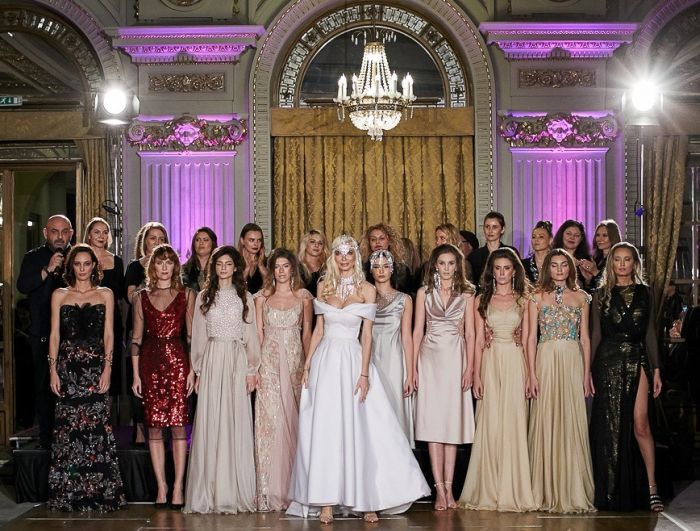 Prezentare de modă in memoriam Răzvan Ciobanu. Părinții regretatului designer au urmărit show-ul din public, cu lacrimi în ochi